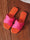 Mitsi - Orange sandal med rem i pink blød ruskindslook