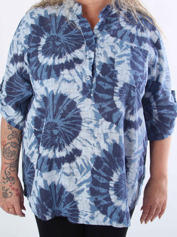 Akella - Mönstrad plus size skjorta i ljust bomullstyg