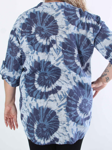Akella - Mönstrad plus size skjorta i ljust bomullstyg