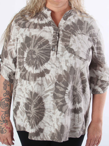 Akella - Mönstrad plus size skjorta i ljust bomullstyg
