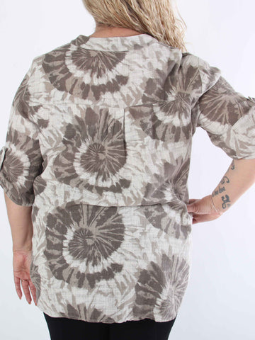 Akella - Mönstrad plus size skjorta i ljust bomullstyg