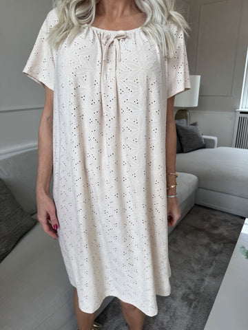 Aliz - Söt mjuk klänning med broderie anglaise