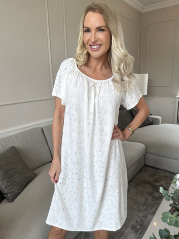 Aliz - Söt mjuk klänning med broderie anglaise