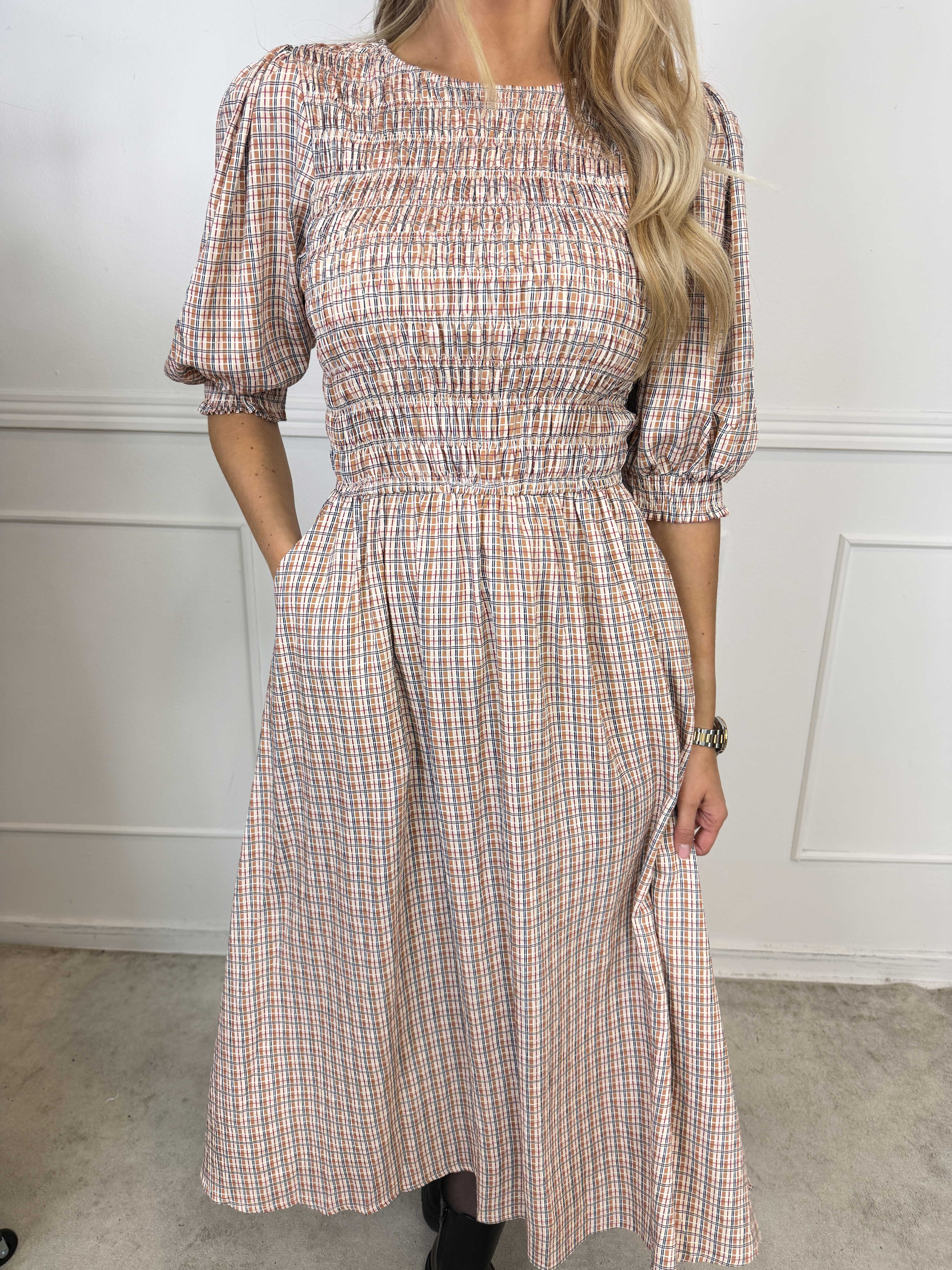 Amalie Check - Feminin rutig klänning i viskos med smock över bysten och söta puffärmar