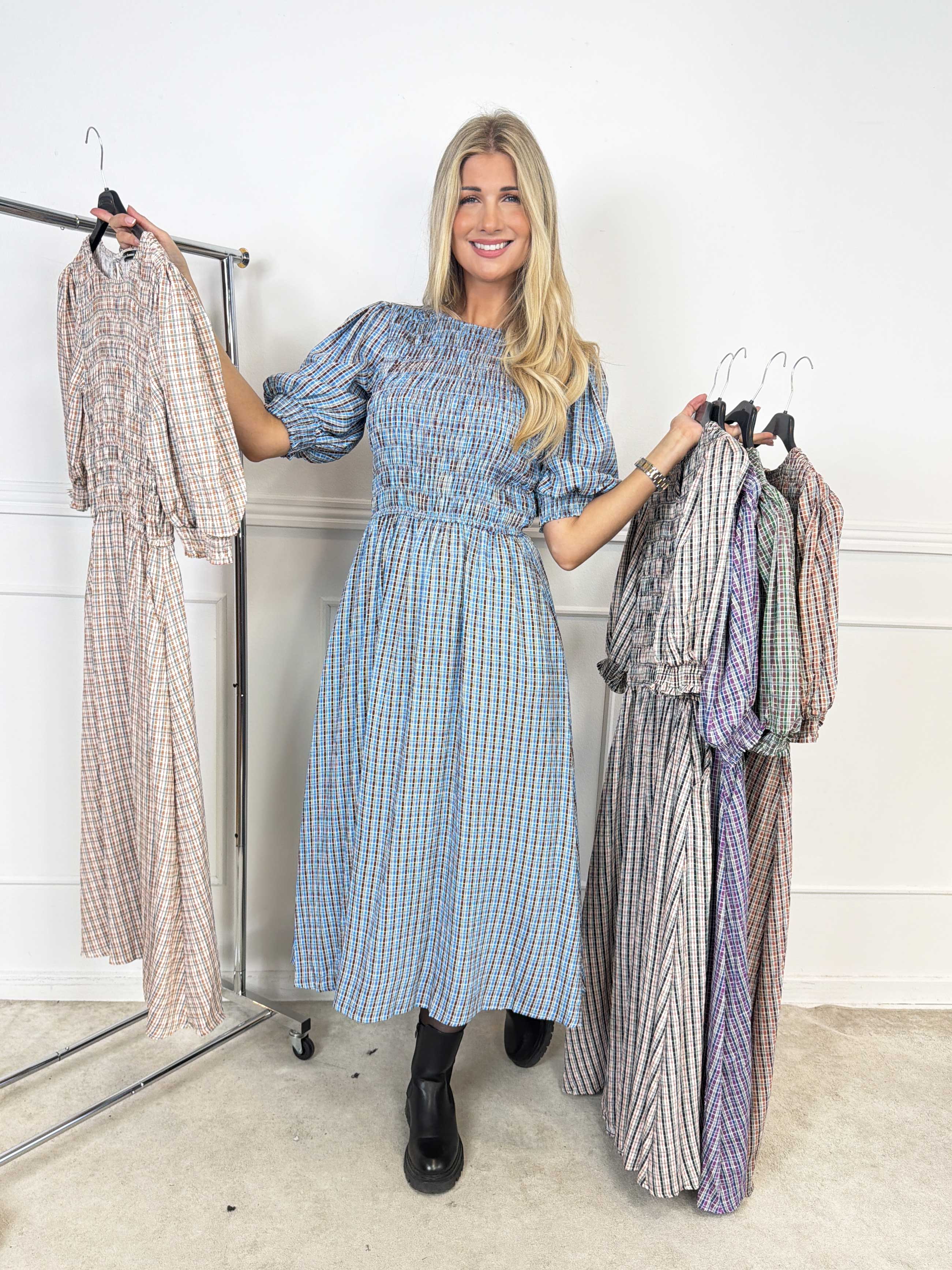 Amalie Check - Feminin rutig klänning i viskos med smock över bysten och söta puffärmar