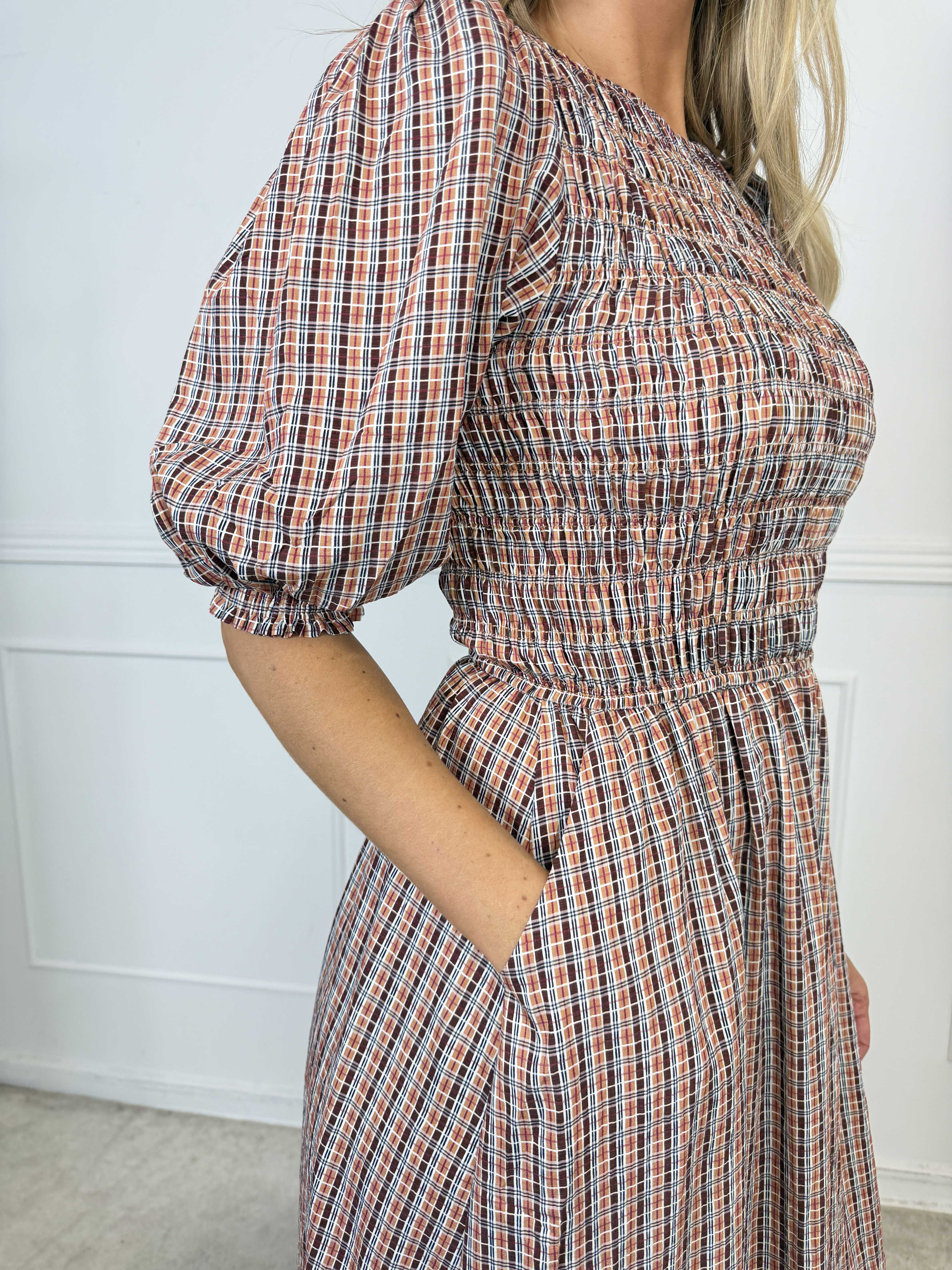 Amalie Check - Feminin rutig klänning i viskos med smock över bysten och söta puffärmar