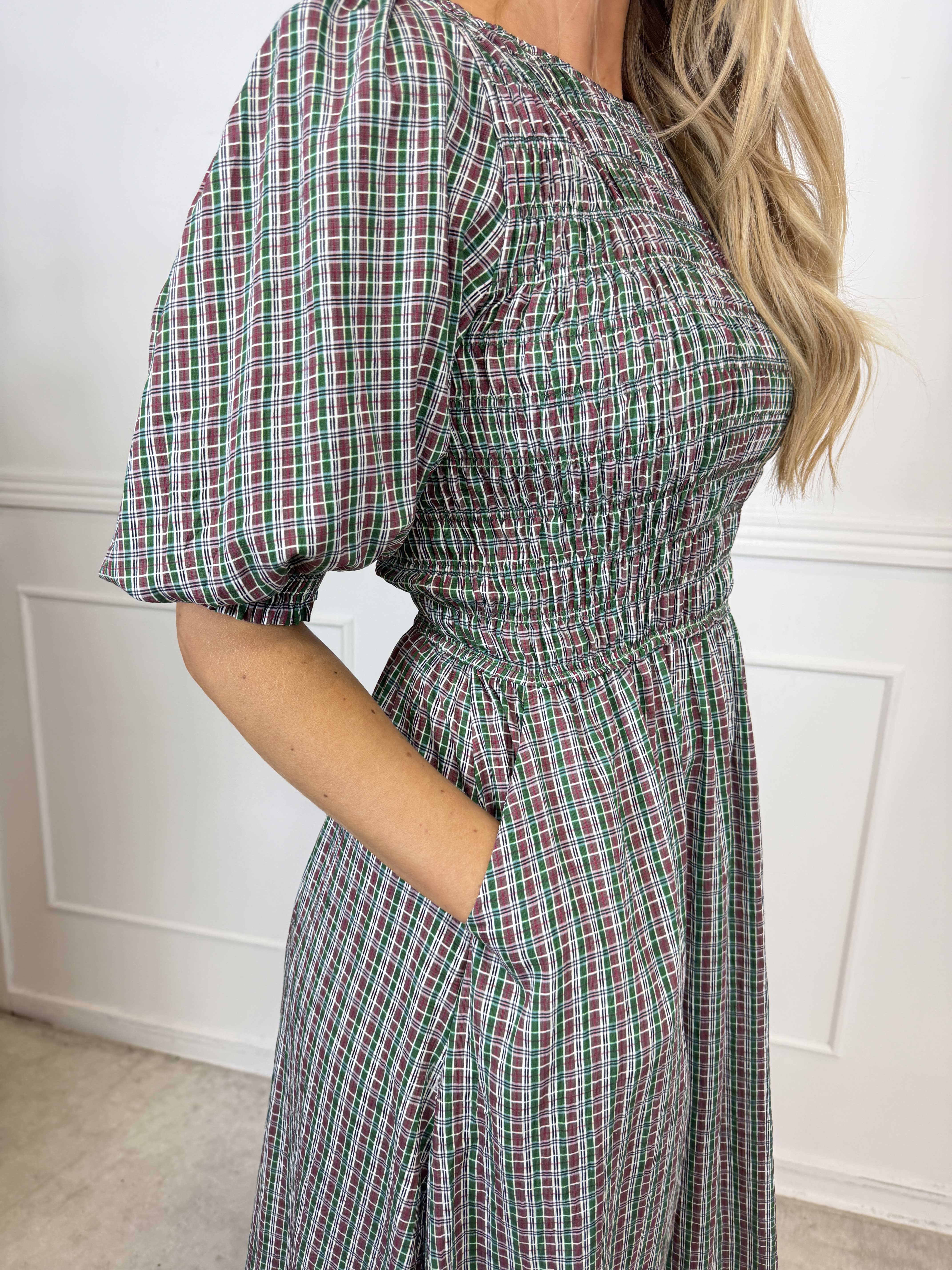 Amalie Check - Feminin rutig klänning i viskos med smock över bysten och söta puffärmar