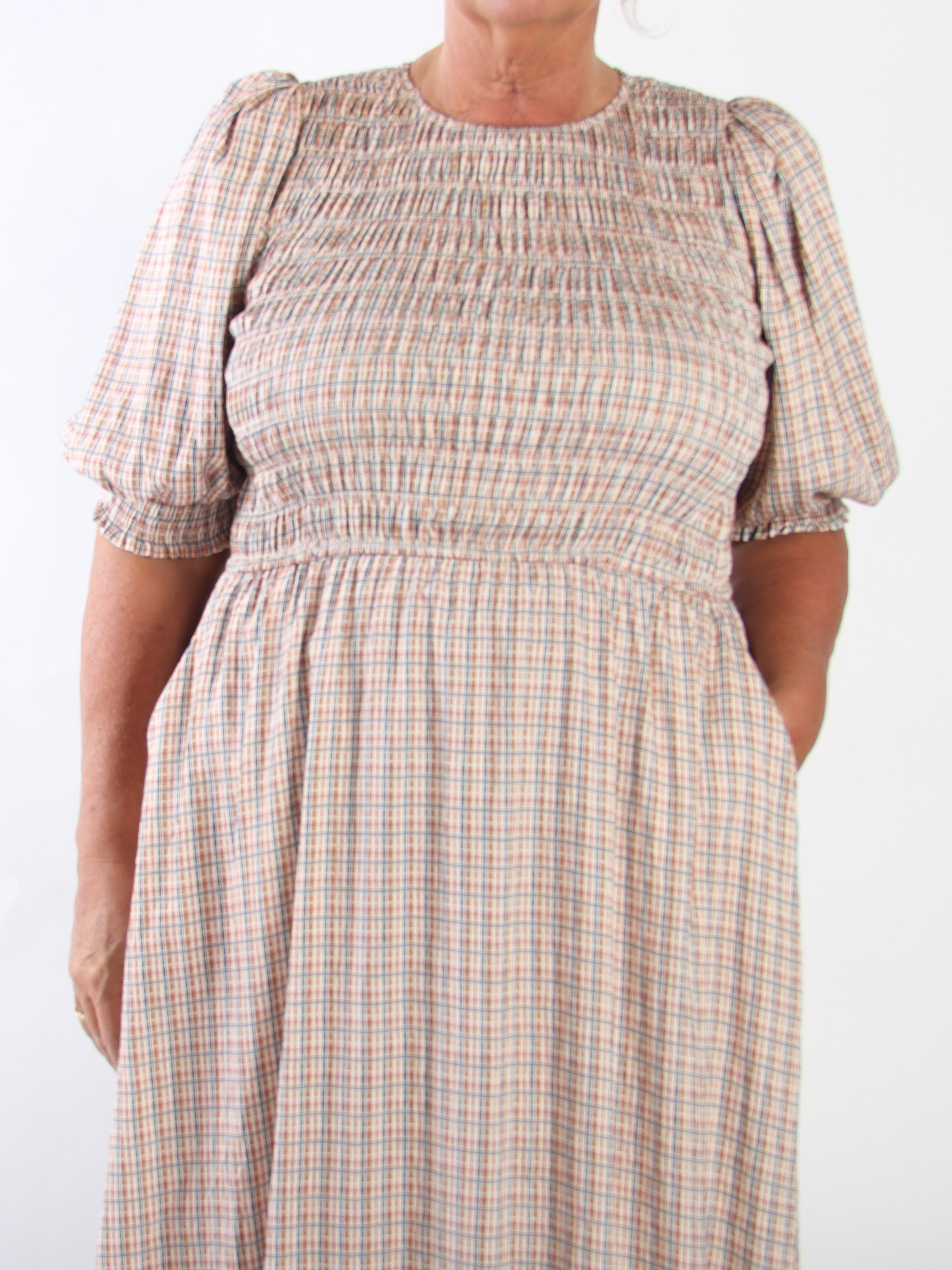 Amalie Check - Fin rutig klänning i plus size i viskos med smock över bysten och söta puffärmar