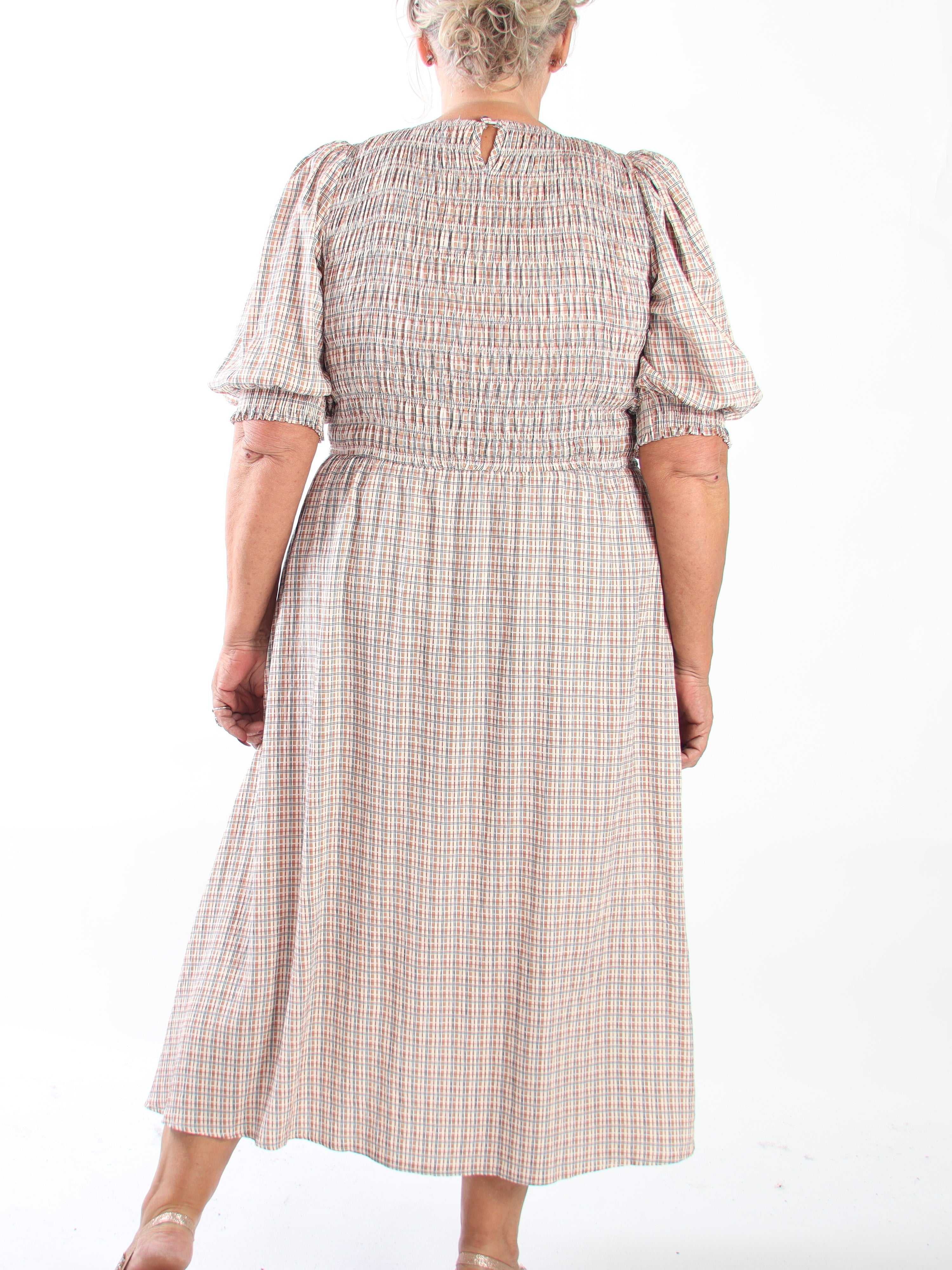 Amalie Check - Fin rutig klänning i plus size i viskos med smock över bysten och söta puffärmar