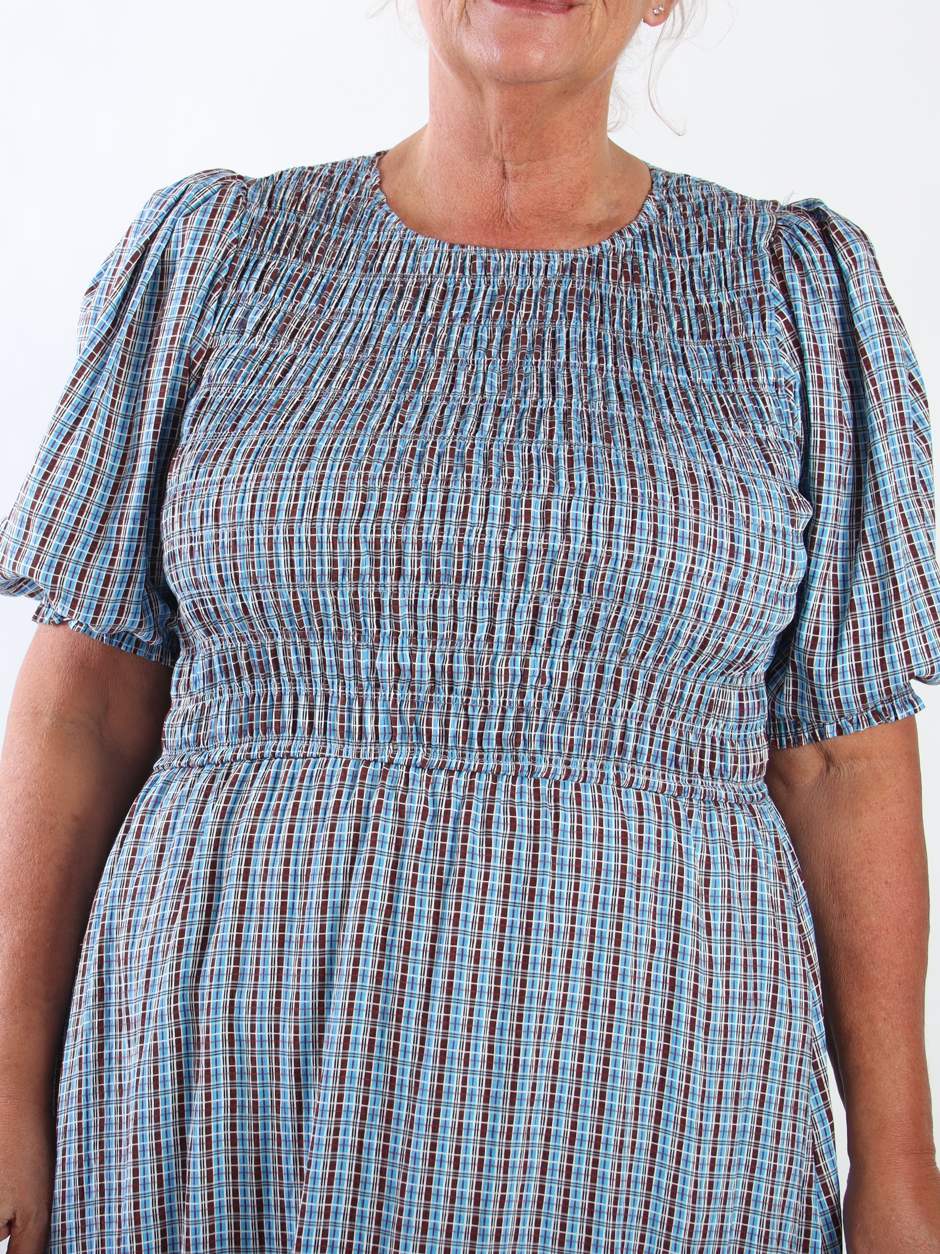 Amalie Check - Fin rutig klänning i plus size i viskos med smock över bysten och söta puffärmar