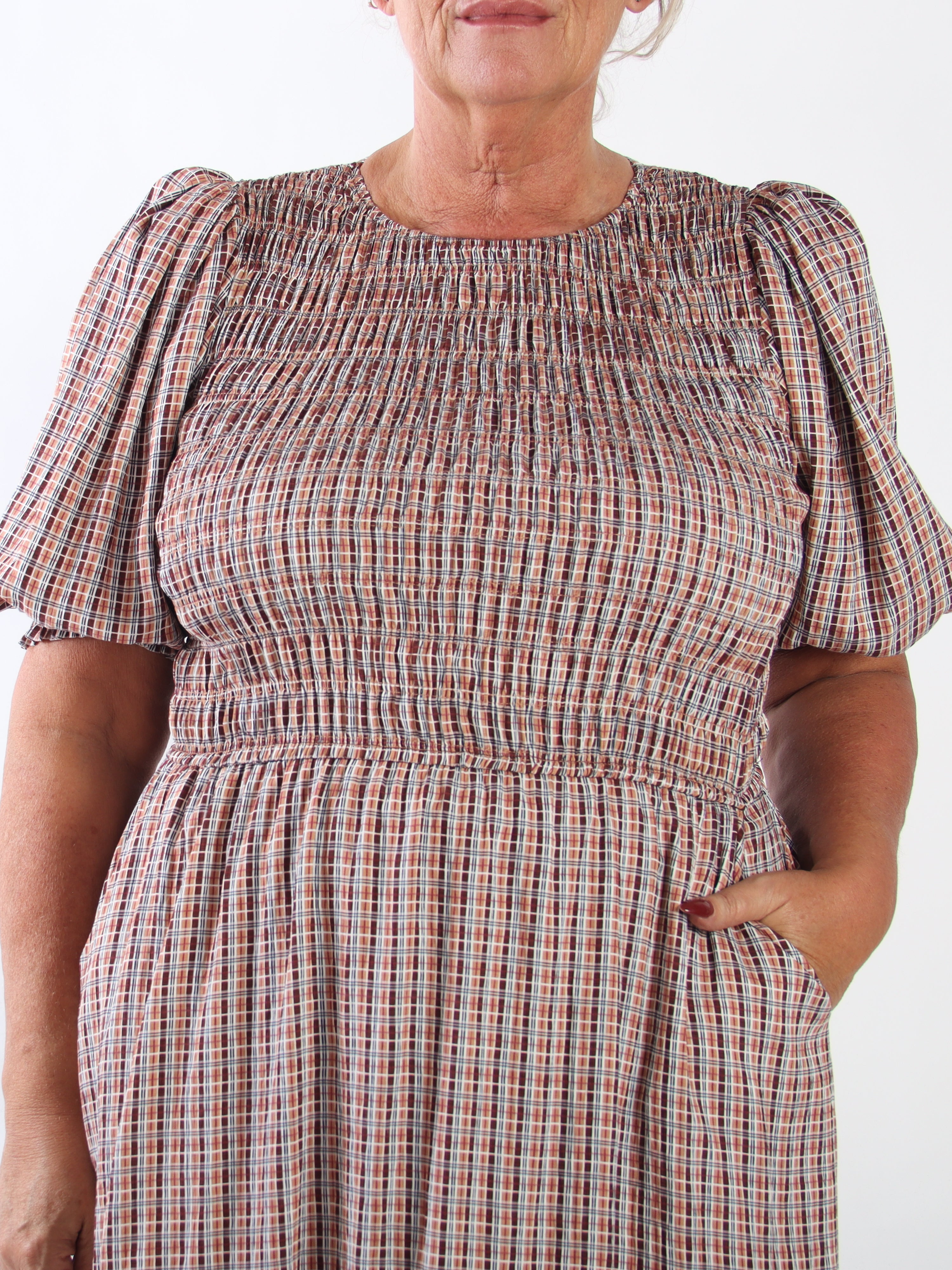 Amalie Check - Fin rutig klänning i plus size i viskos med smock över bysten och söta puffärmar
