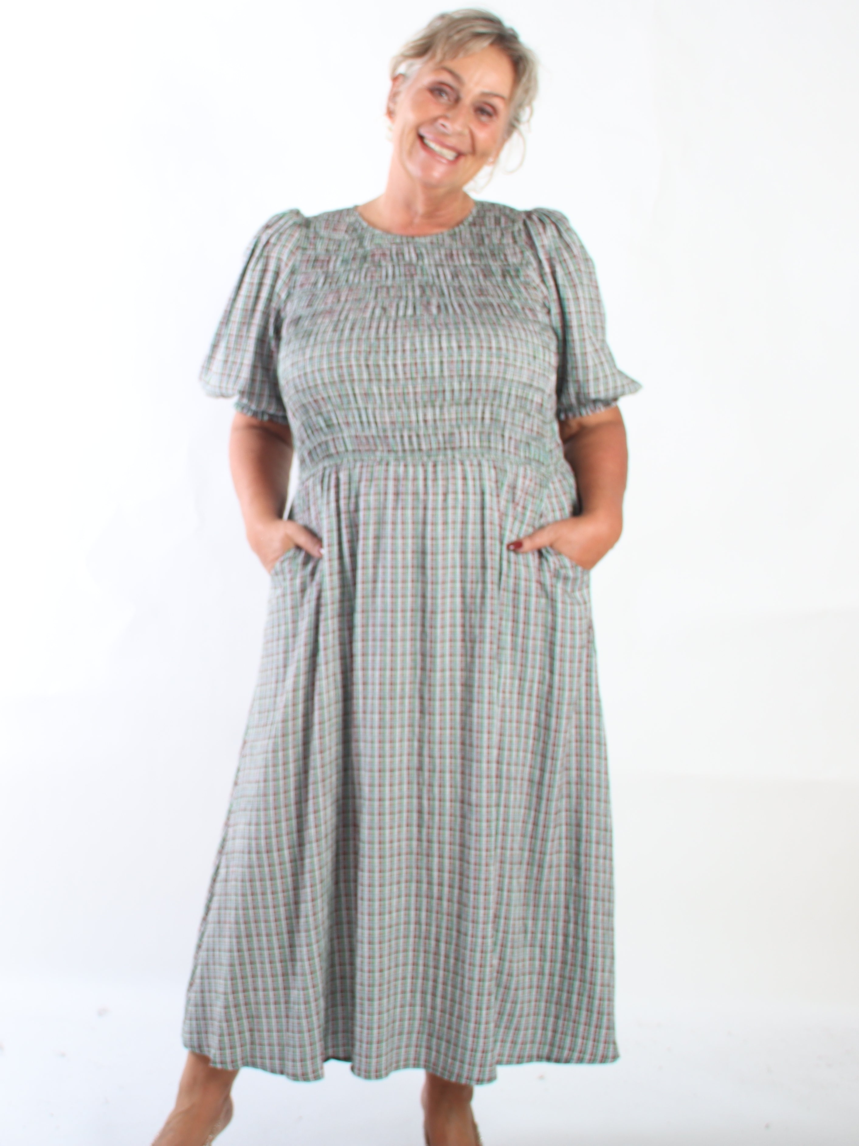 Amalie Check - Fin rutig klänning i plus size i viskos med smock över bysten och söta puffärmar