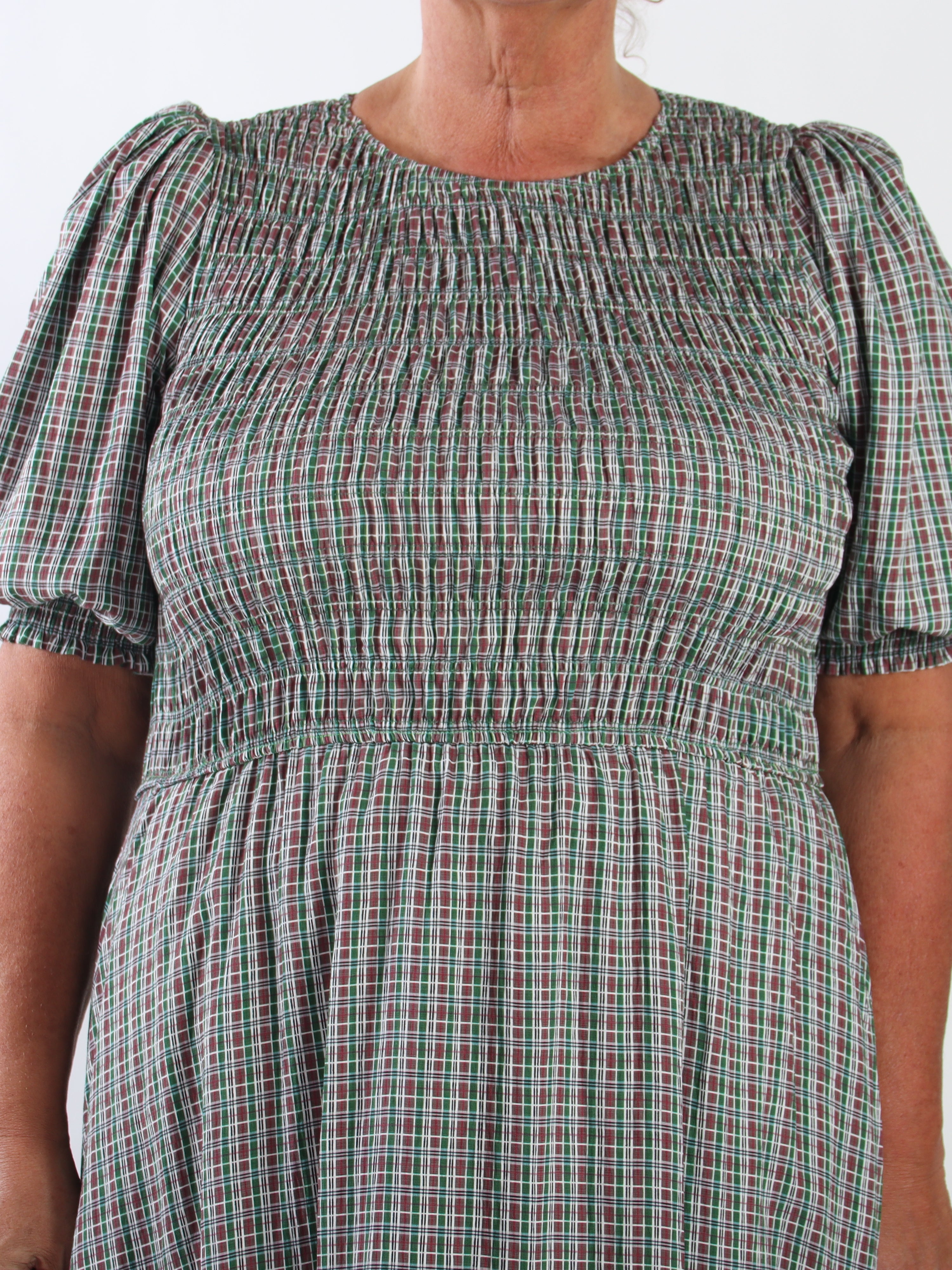 Amalie Check - Fin rutig klänning i plus size i viskos med smock över bysten och söta puffärmar