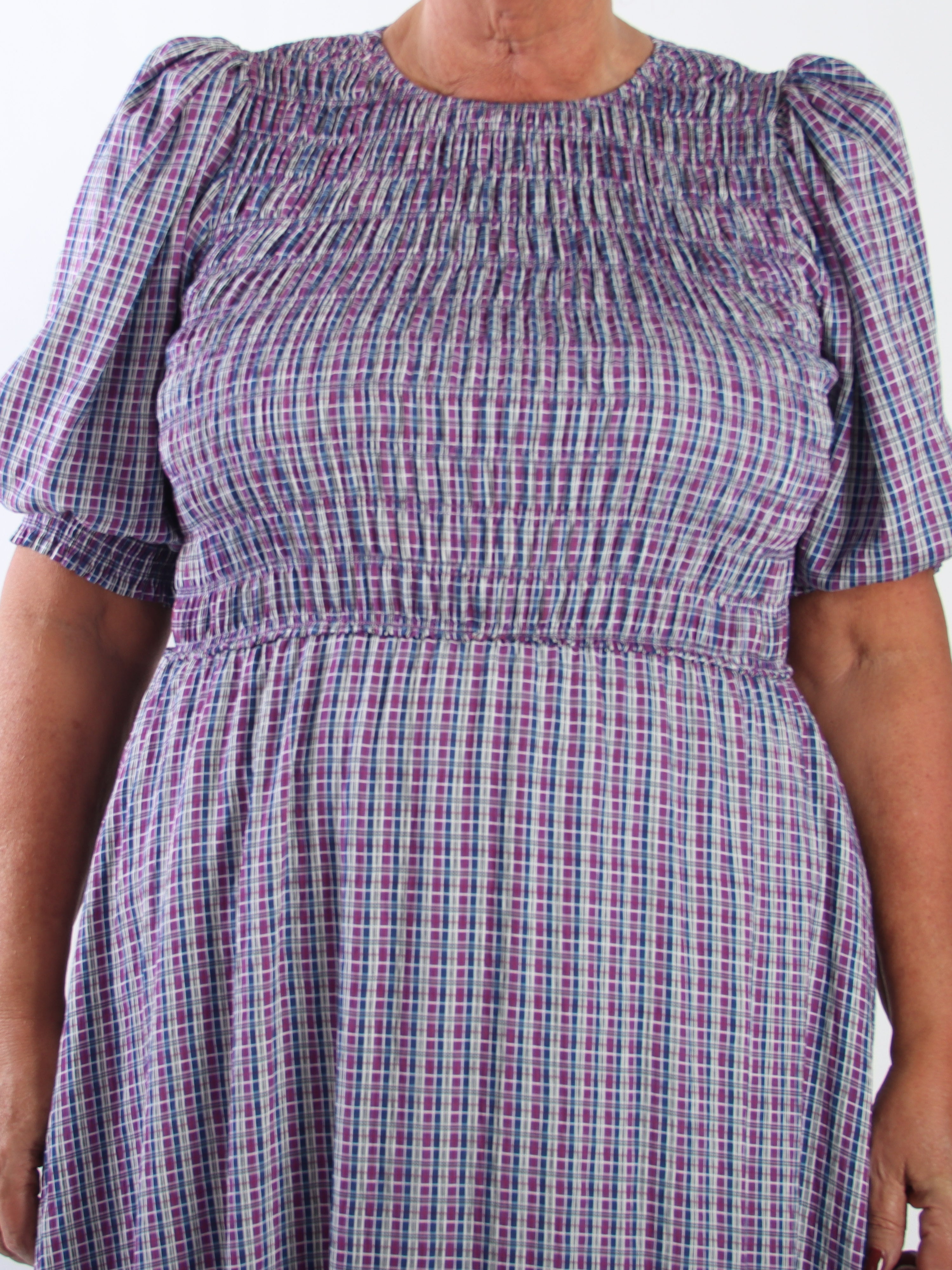 Amalie Check - Fin rutig klänning i plus size i viskos med smock över bysten och söta puffärmar