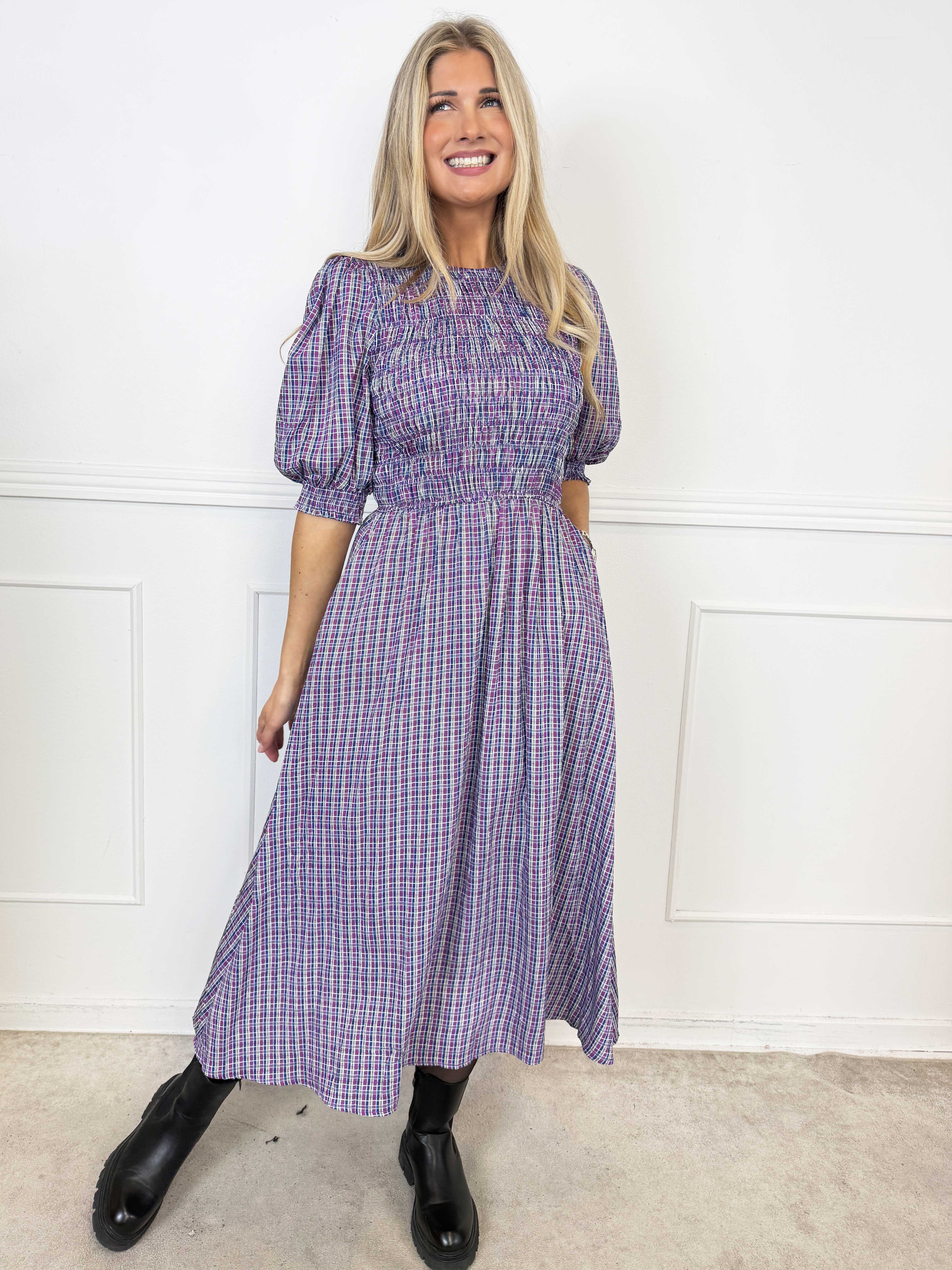 Amalie Check - Feminin rutig klänning i viskos med smock över bysten och söta puffärmar
