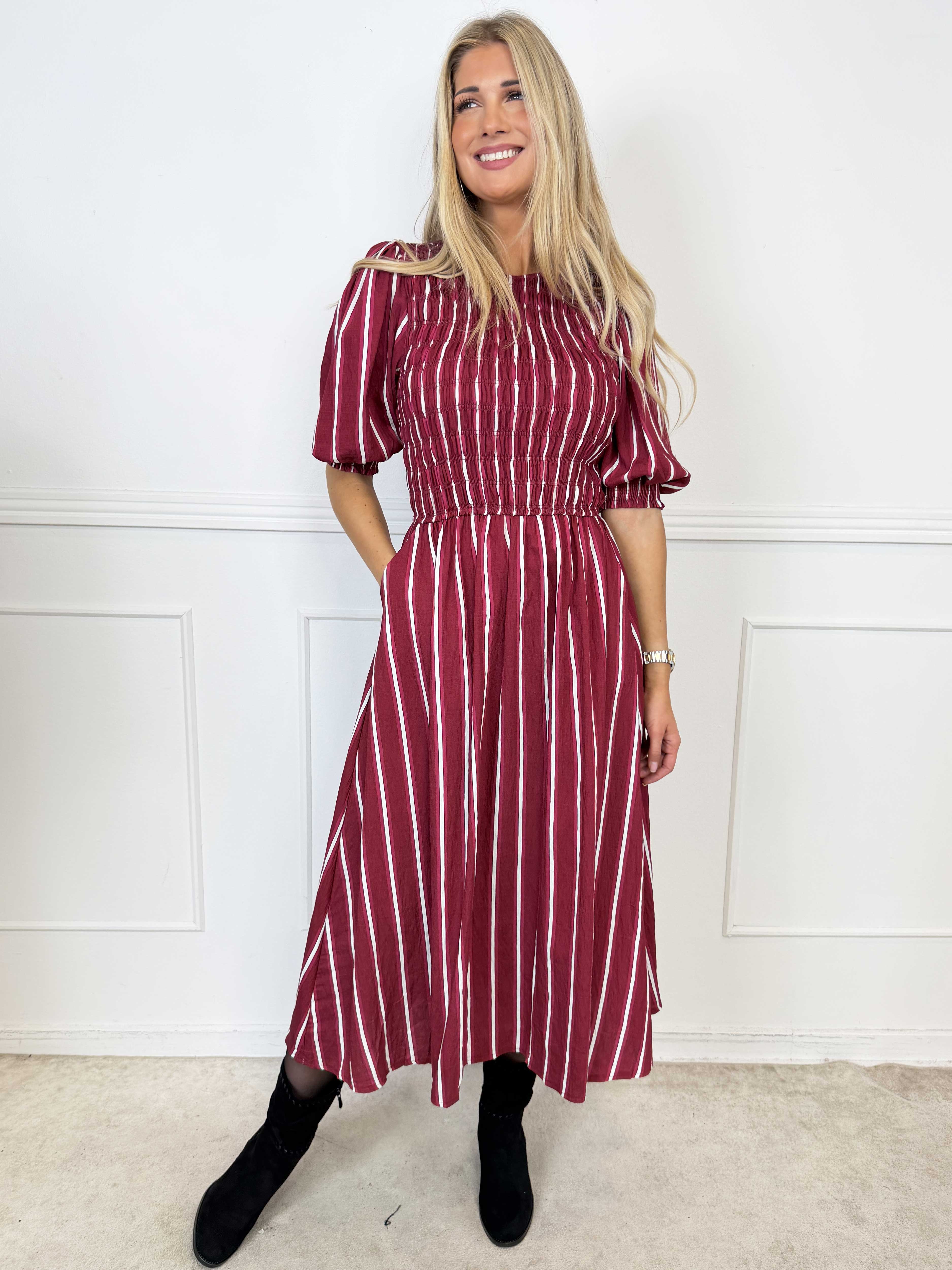 Amalie - Feminin randig klänning i viskos med smock över bysten och söta puffärmar