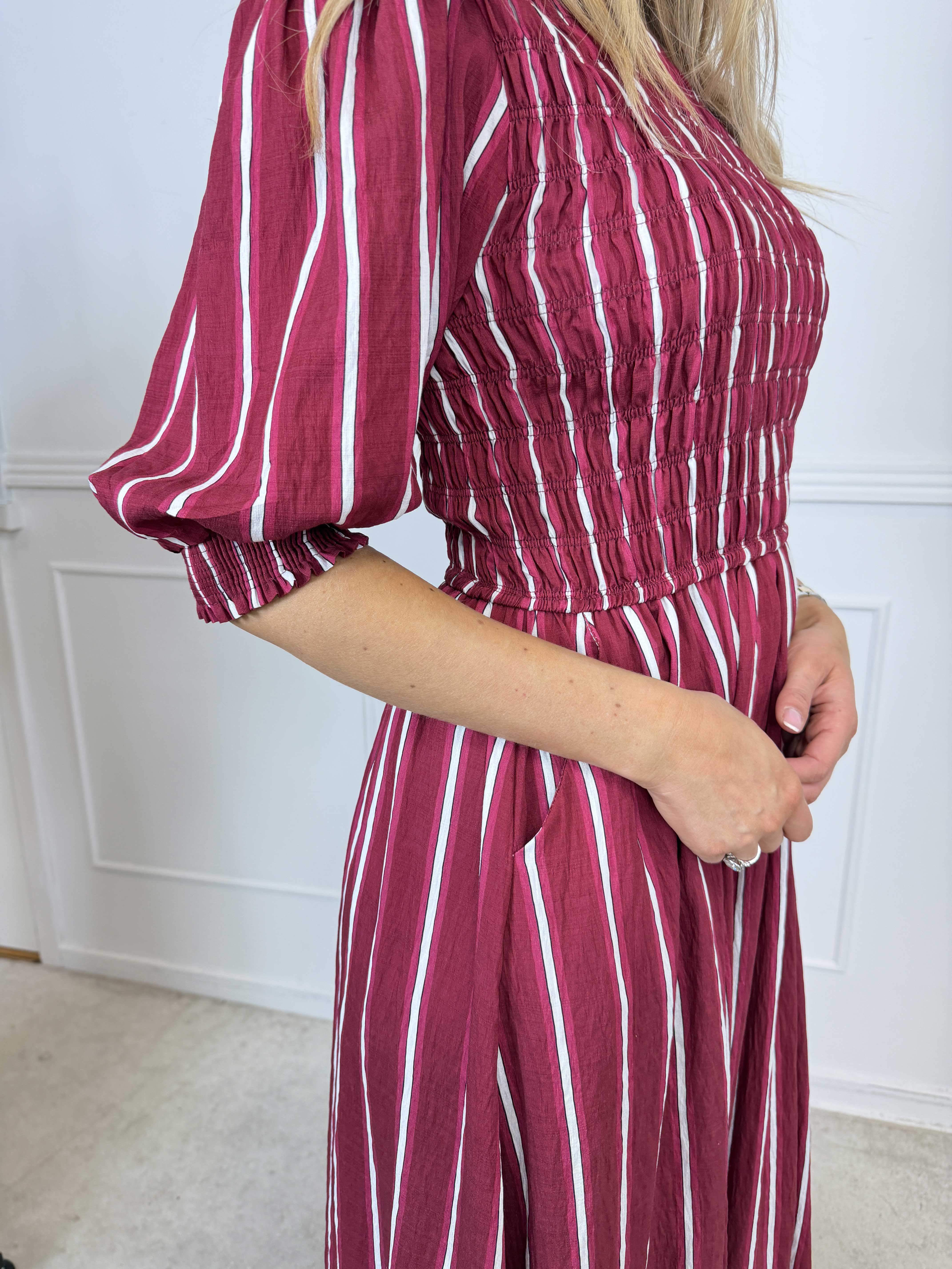 Amalie - Feminin randig klänning i viskos med smock över bysten och söta puffärmar