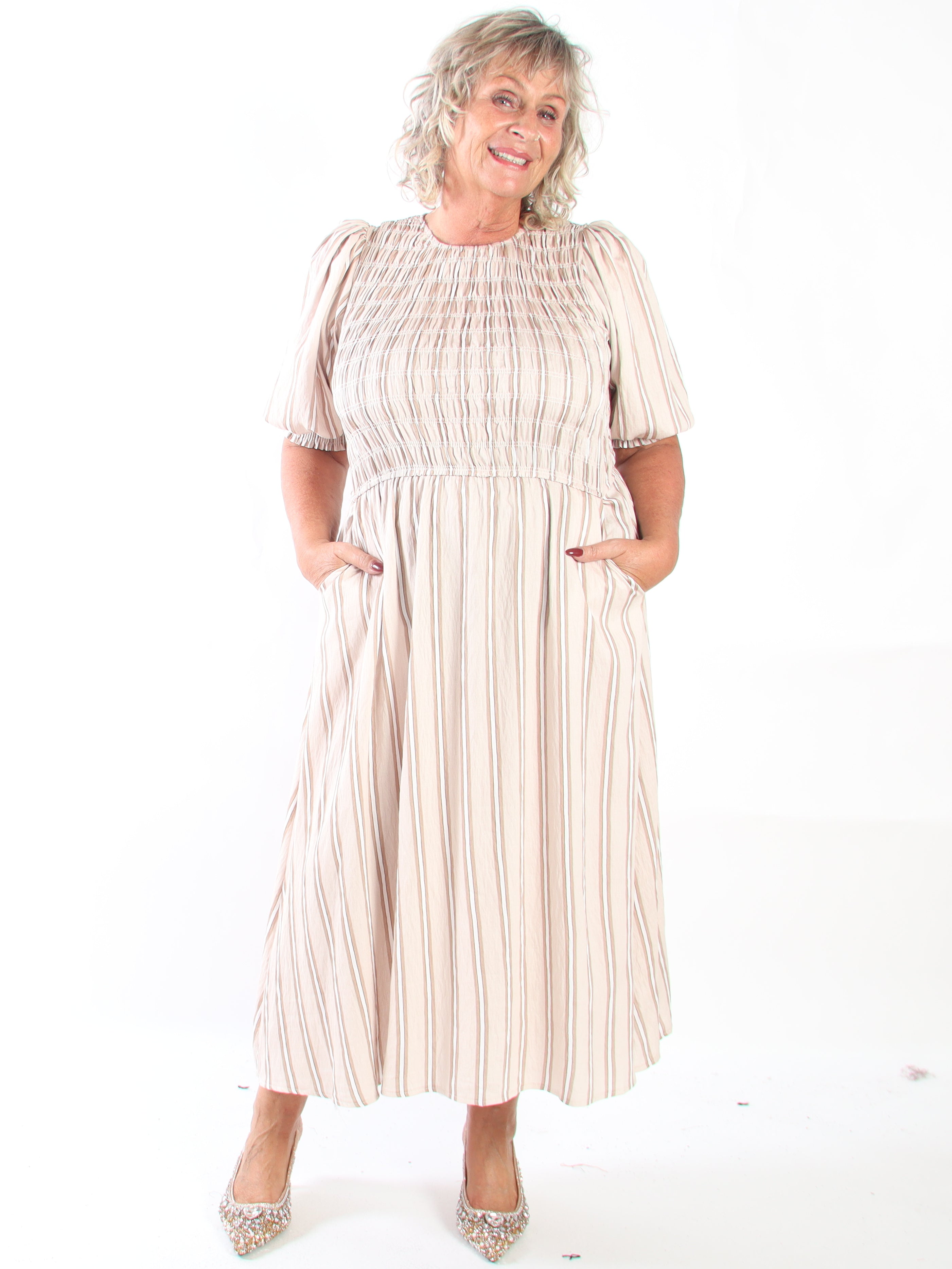 Amalie - Feminin randig klänning i plus size i viskos med smock över bysten och söta puffärmar