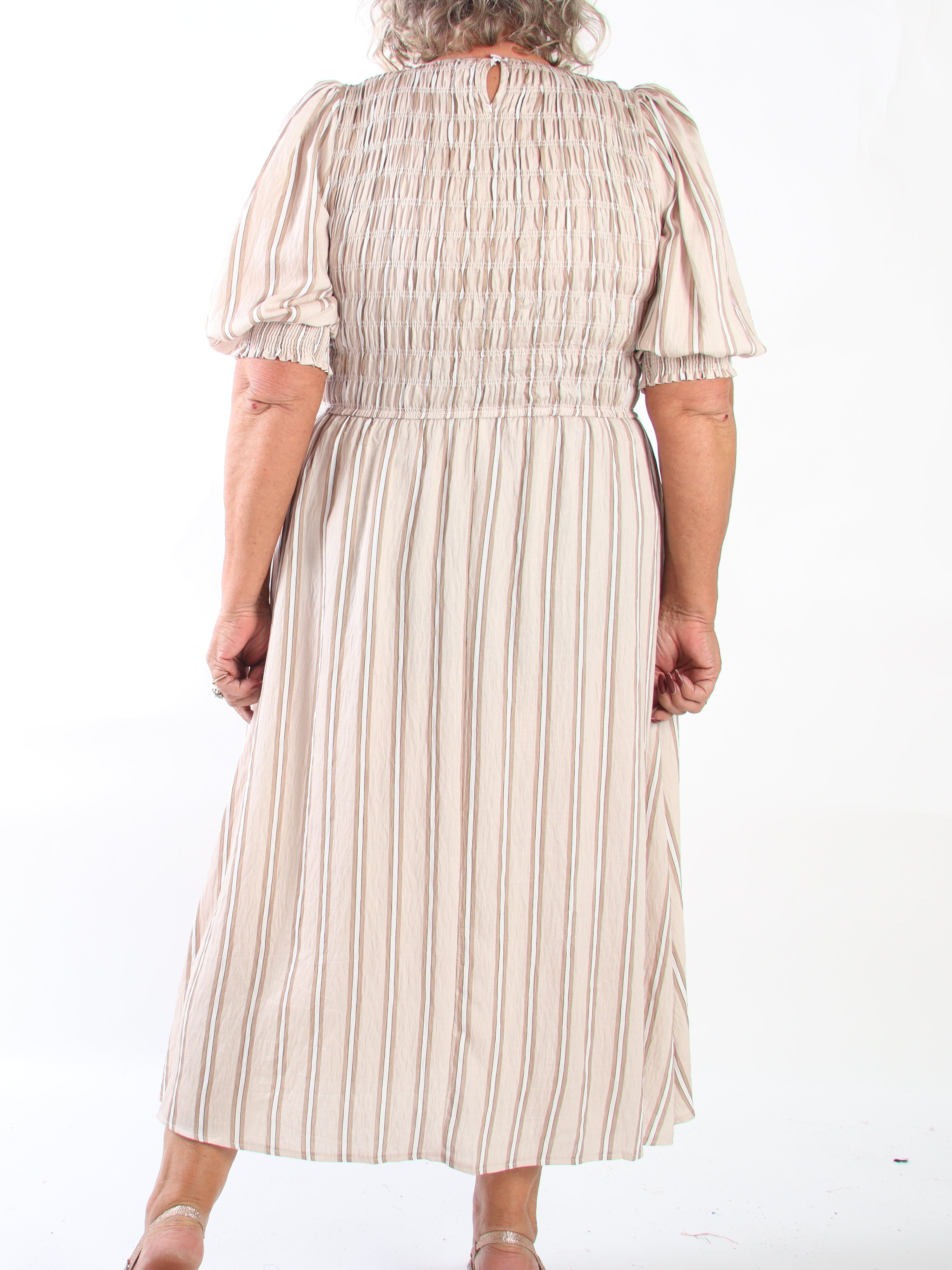 Amalie - Feminin randig klänning i plus size i viskos med smock över bysten och söta puffärmar