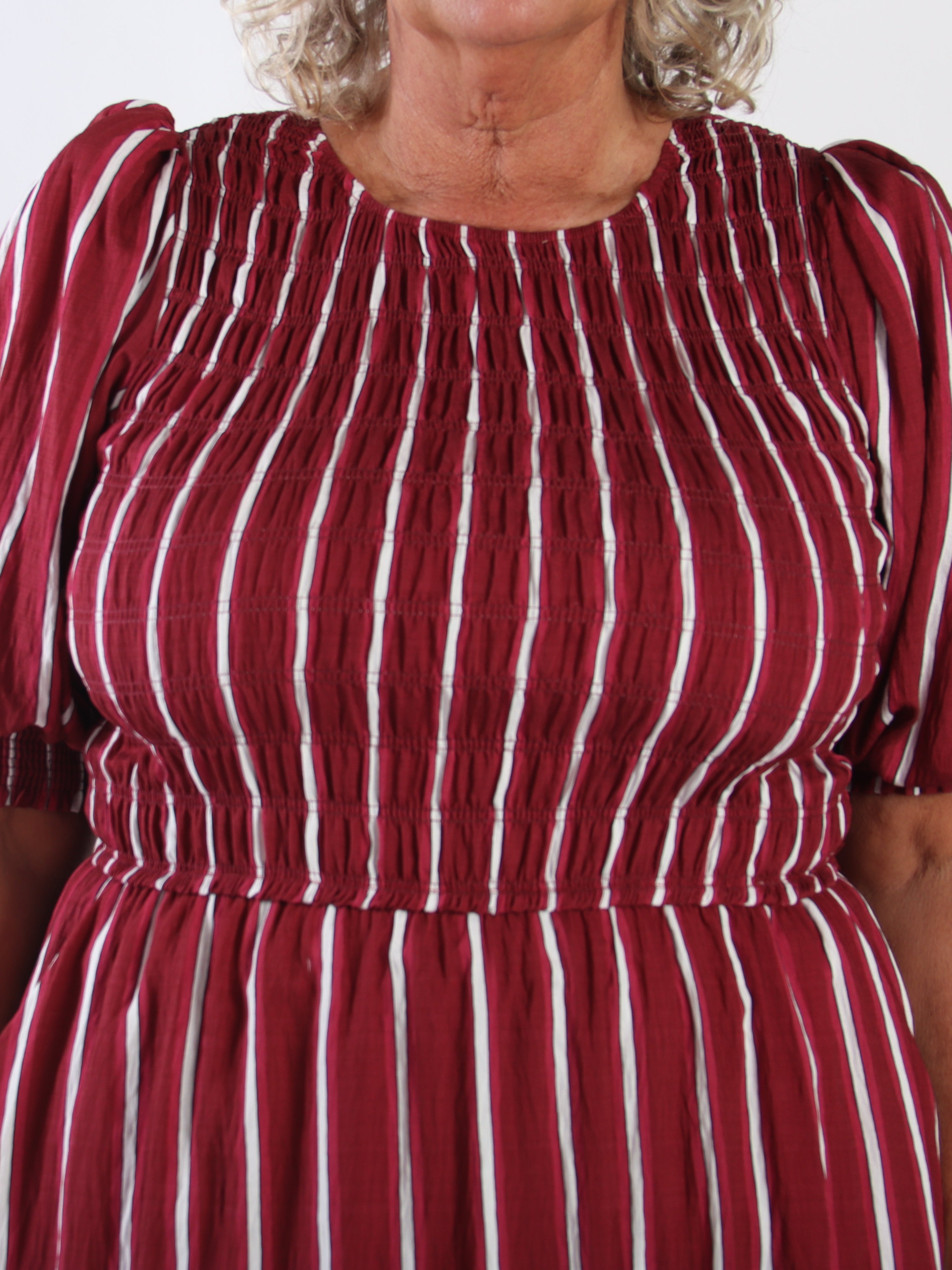 Amalie - Feminin randig klänning i plus size i viskos med smock över bysten och söta puffärmar