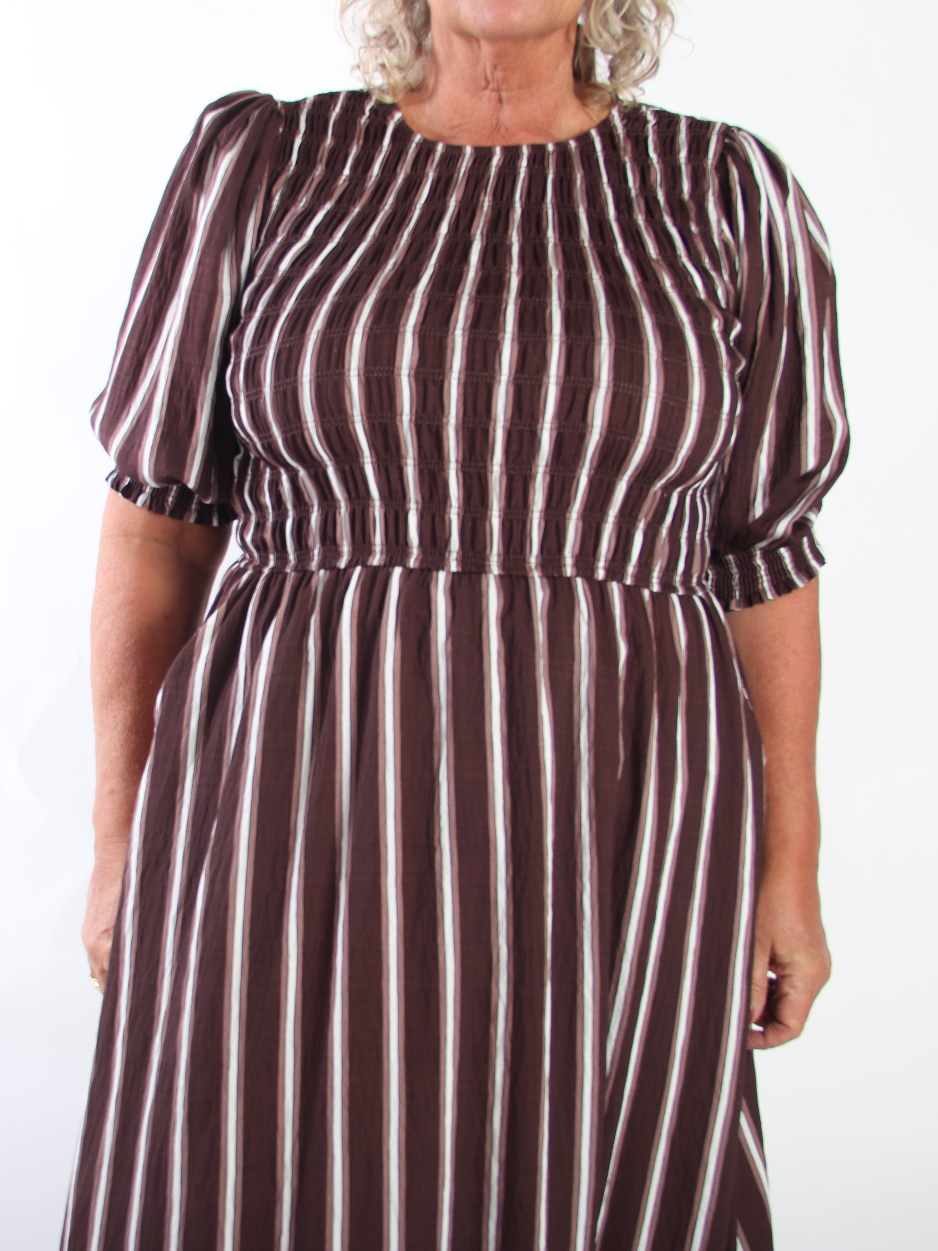 Amalie - Feminin randig klänning i plus size i viskos med smock över bysten och söta puffärmar