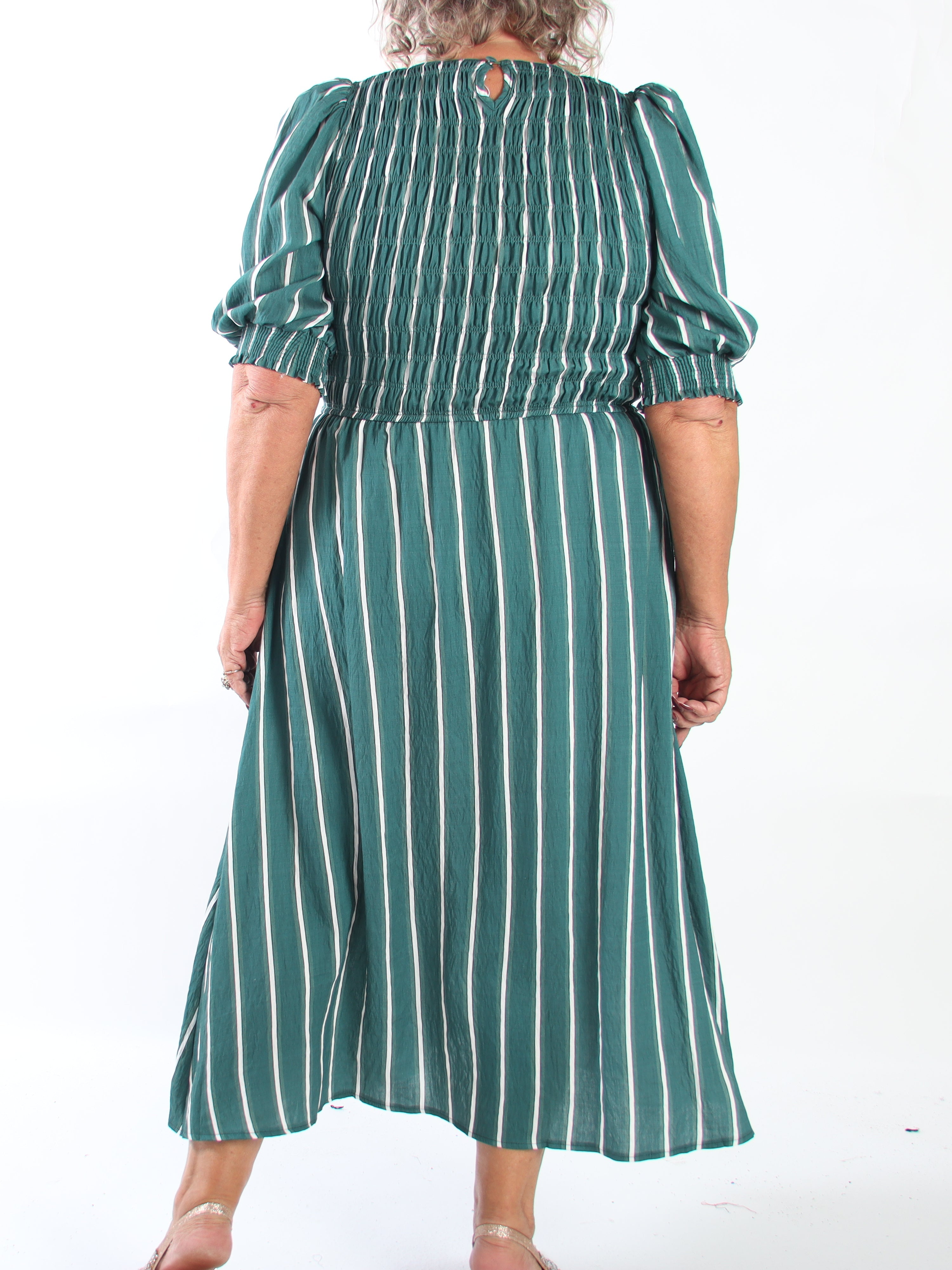 Amalie - Feminin randig klänning i plus size i viskos med smock över bysten och söta puffärmar