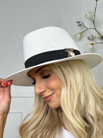 Amelia - Hatt med svart band och guldbi