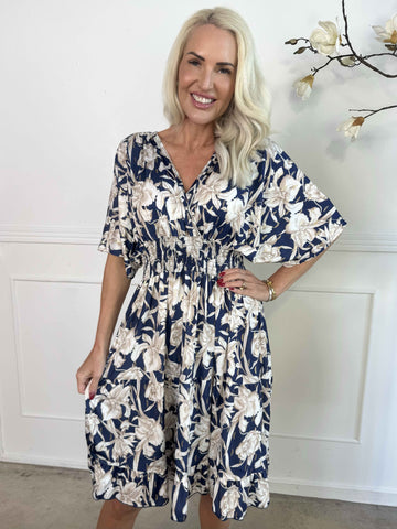 Angela - Elastisk klänning med eleganta volanglager i kjolen