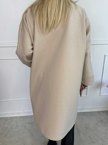 Annah Midi - Plus size frakke med tydelige syninger og lommer