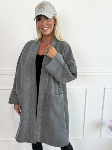 Annah Midi - Plus size frakke med tydelige syninger og lommer