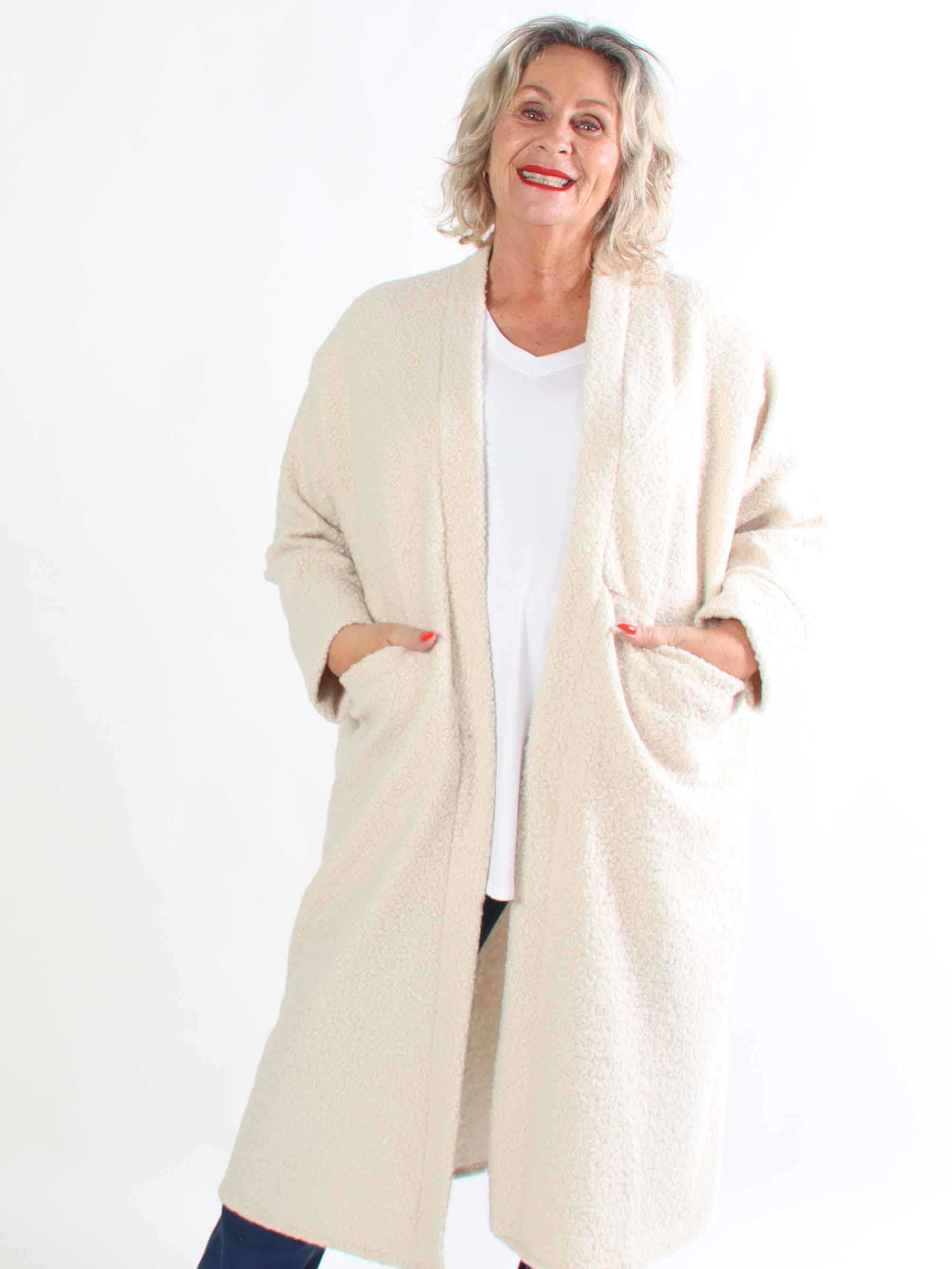 Annah Teddy - Plus size kappa i mjukt teddytyg med synliga sömmar och stora fickor