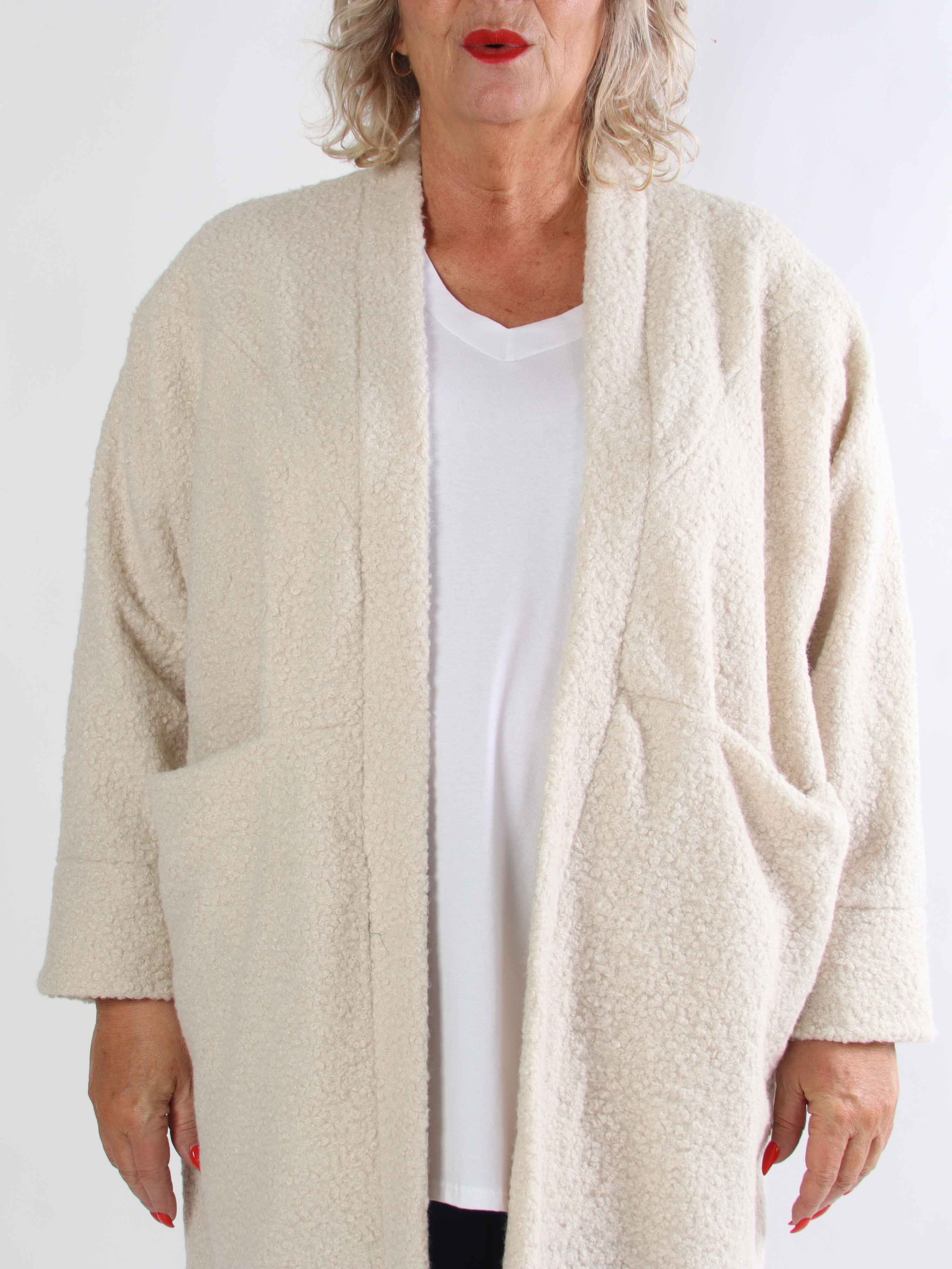 Annah Teddy - Plus size kappa i mjukt teddytyg med synliga sömmar och stora fickor