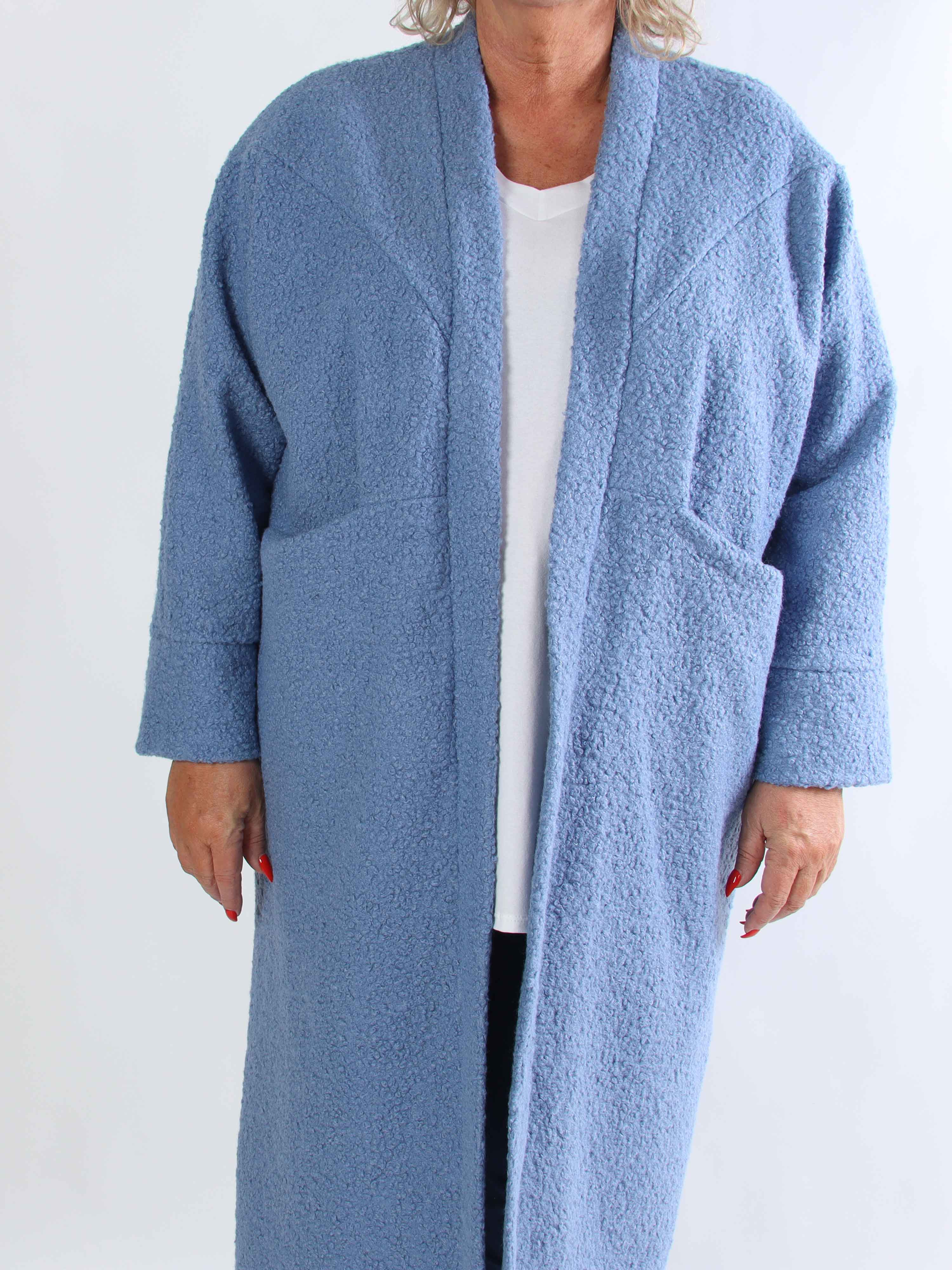 Annah Teddy - Plus size kappa i mjukt teddytyg med synliga sömmar och stora fickor