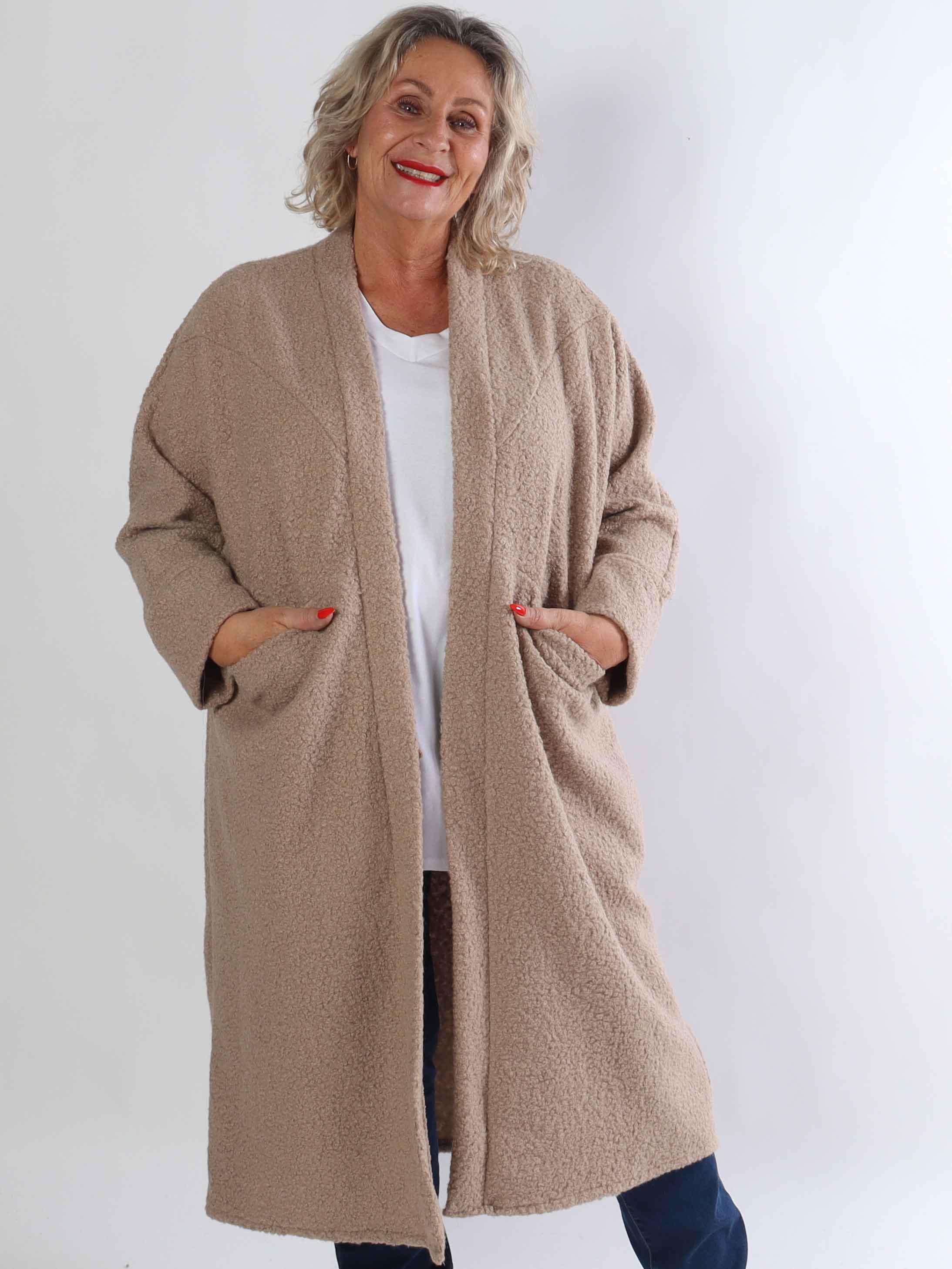 Annah Teddy - Plus size kappa i mjukt teddytyg med synliga sömmar och stora fickor