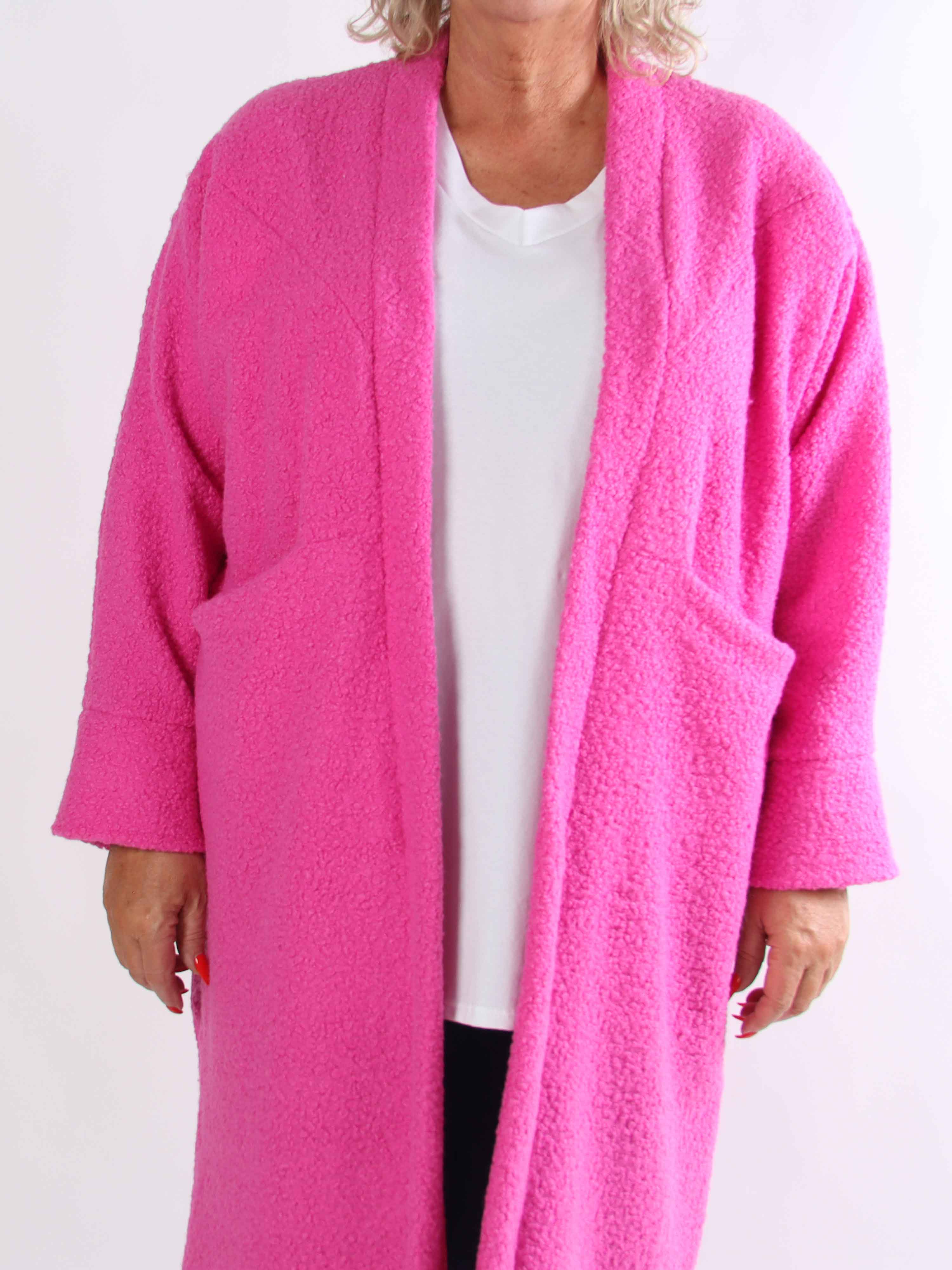 Annah Teddy - Plus size kappa i mjukt teddytyg med synliga sömmar och stora fickor