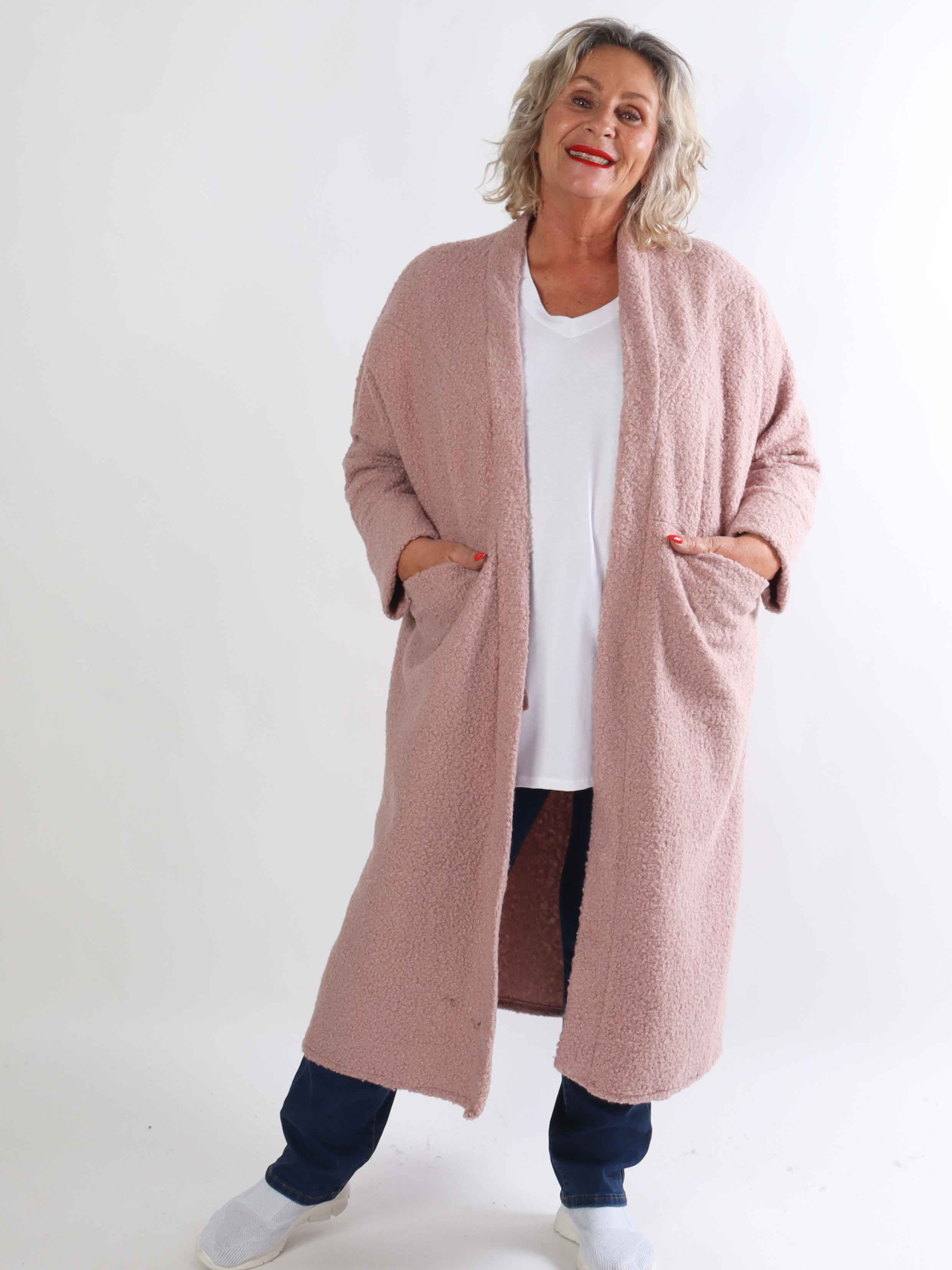 Annah Teddy - Plus size kappa i mjukt teddytyg med synliga sömmar och stora fickor