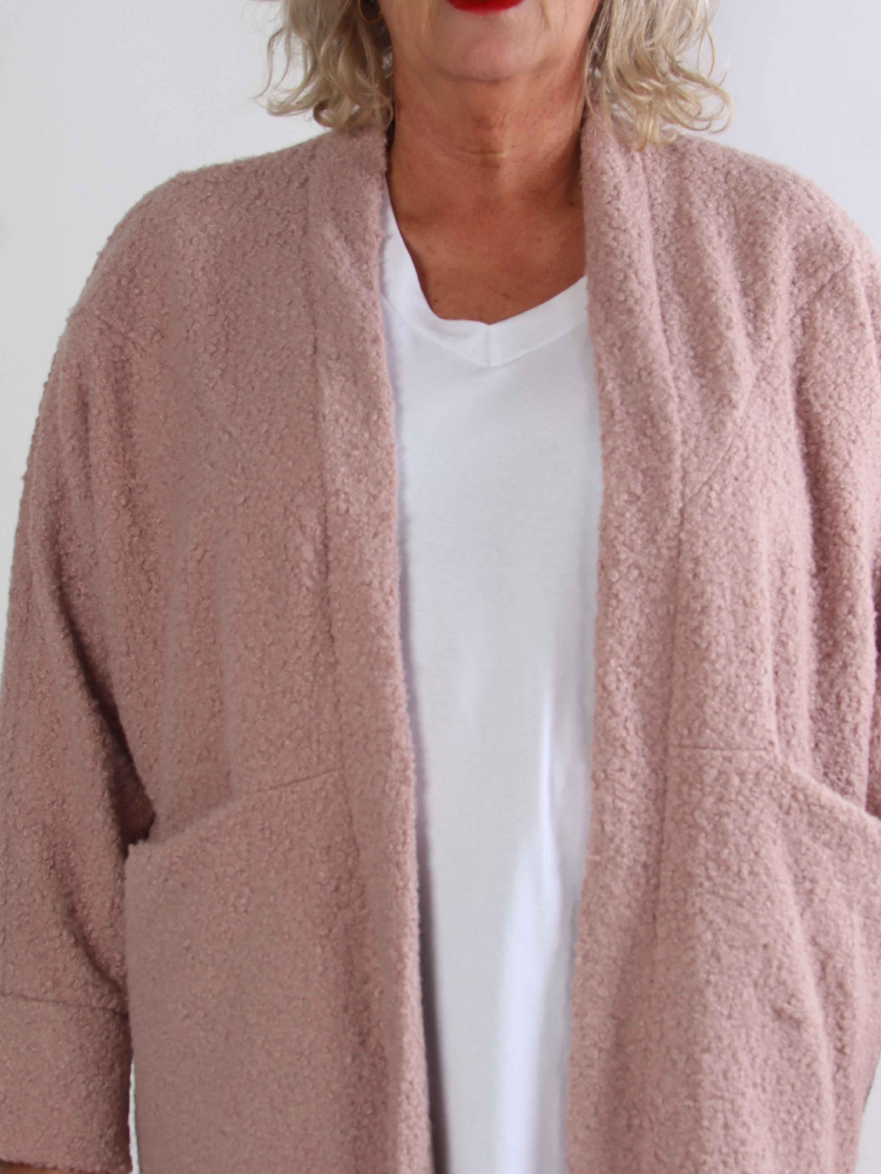 Annah Teddy - Plus size kappa i mjukt teddytyg med synliga sömmar och stora fickor