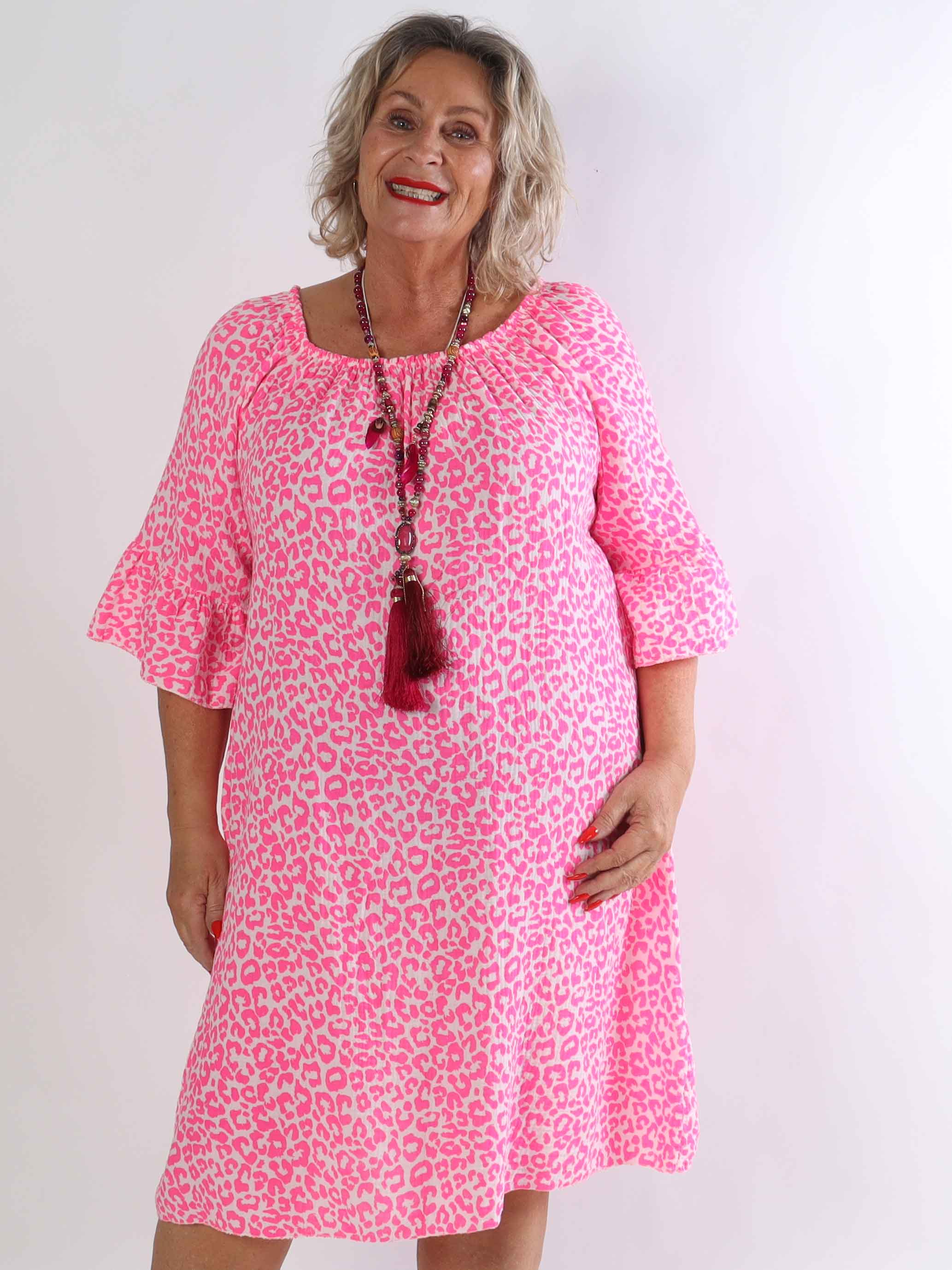 Antonella - Plus size kjole i blødt bomuldsbæk og bølge stof med et fint leoprint