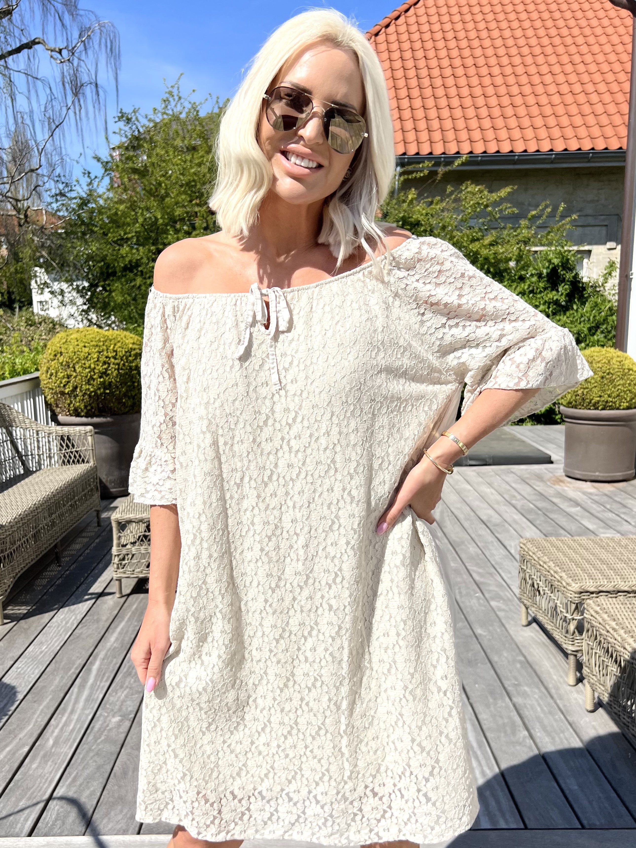 Arisha - Söt spetsklänning med resår i halsringning