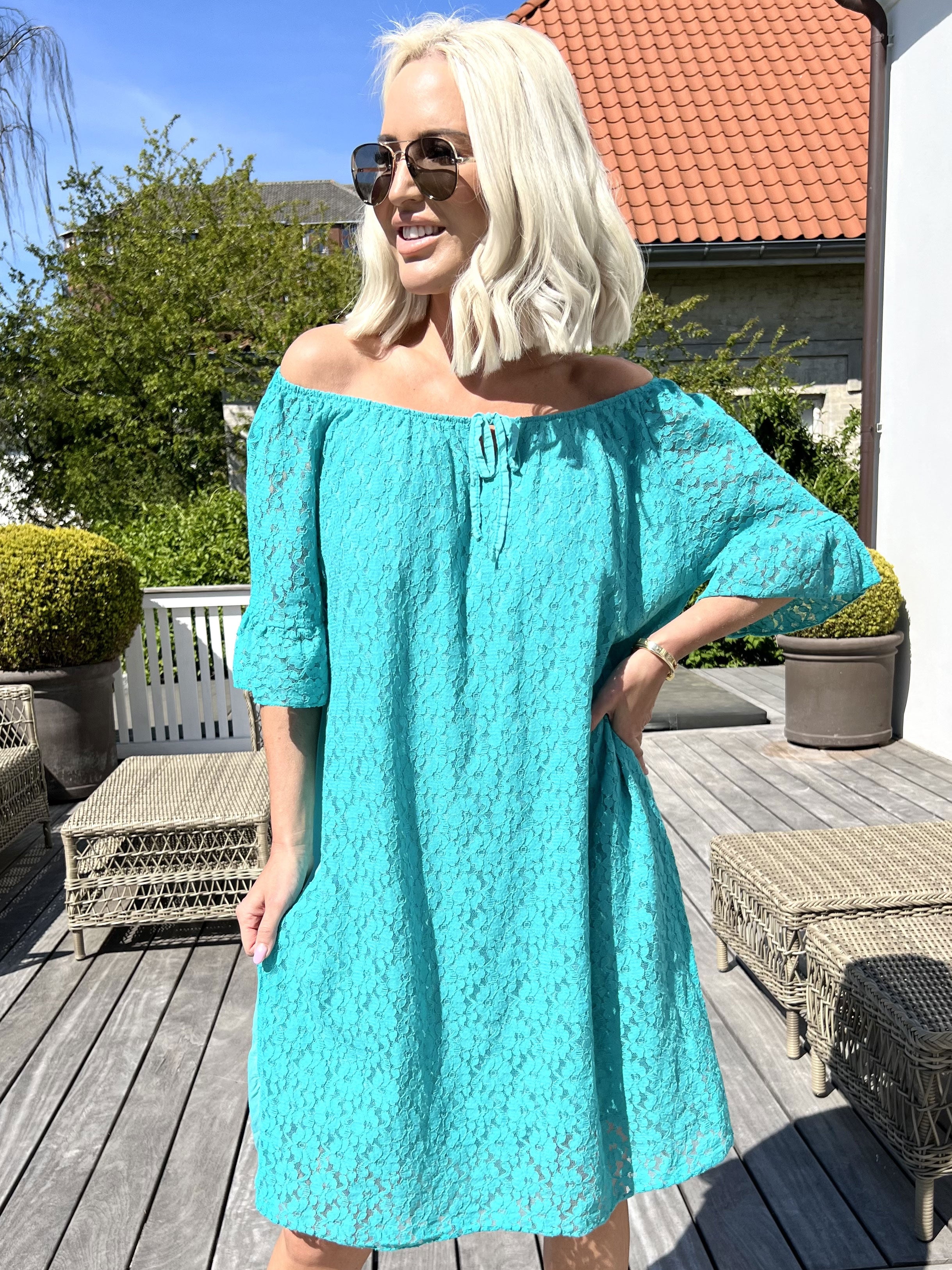 Arisha - Söt spetsklänning med resår i halsringning