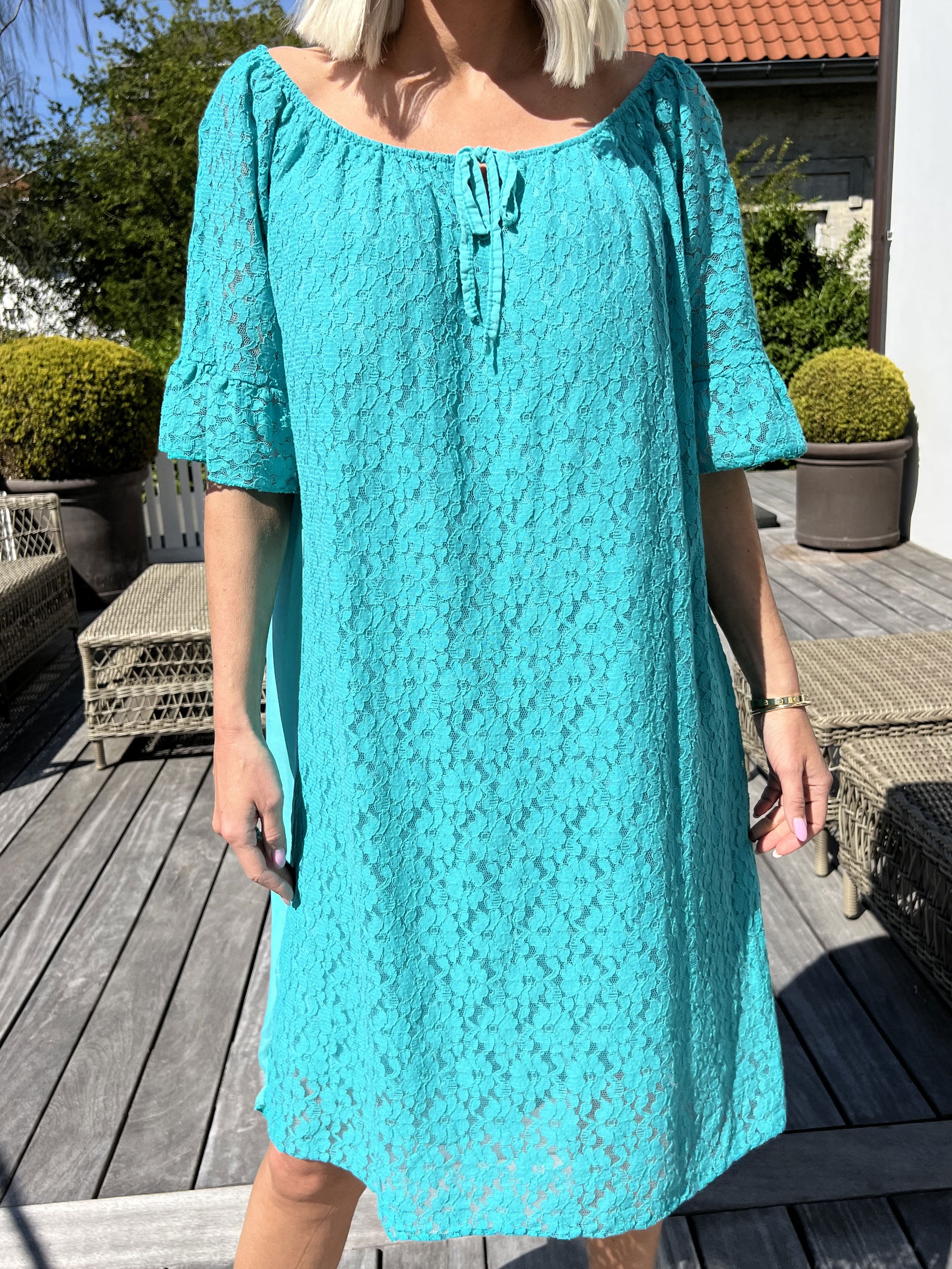 Arisha - Söt spetsklänning med resår i halsringning