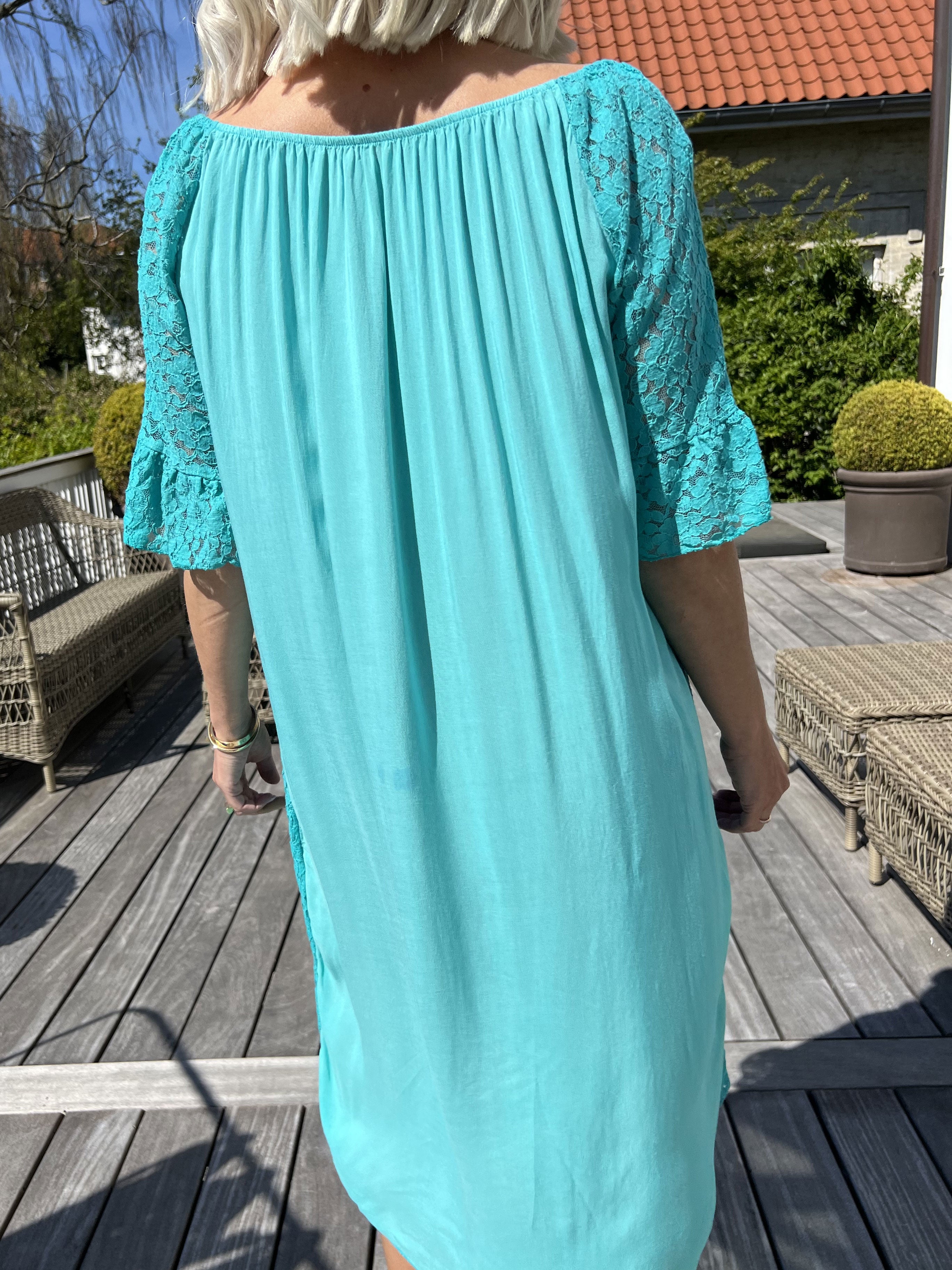 Arisha - Söt spetsklänning med resår i halsringning