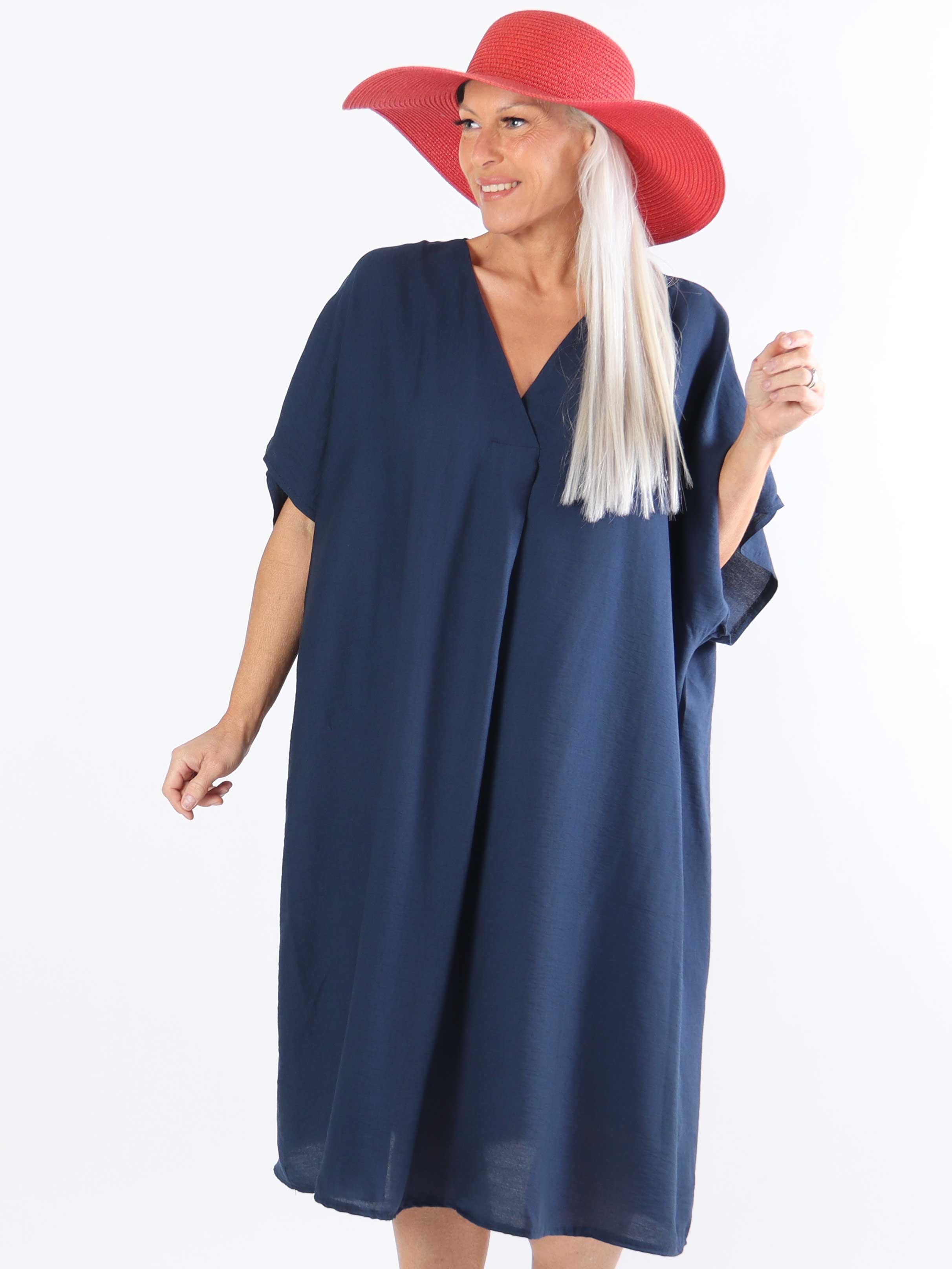 Astrid - Enkel plus size-klänning med v-ringning