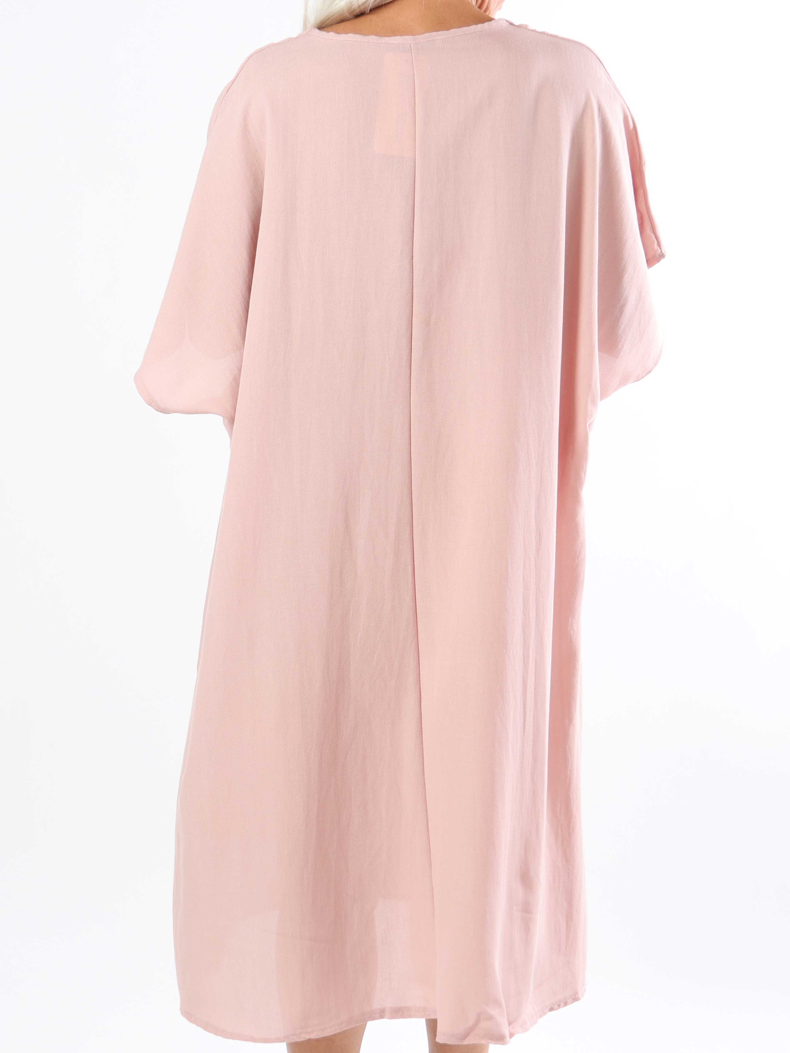 Astrid - Enkel plus size-klänning med v-ringning