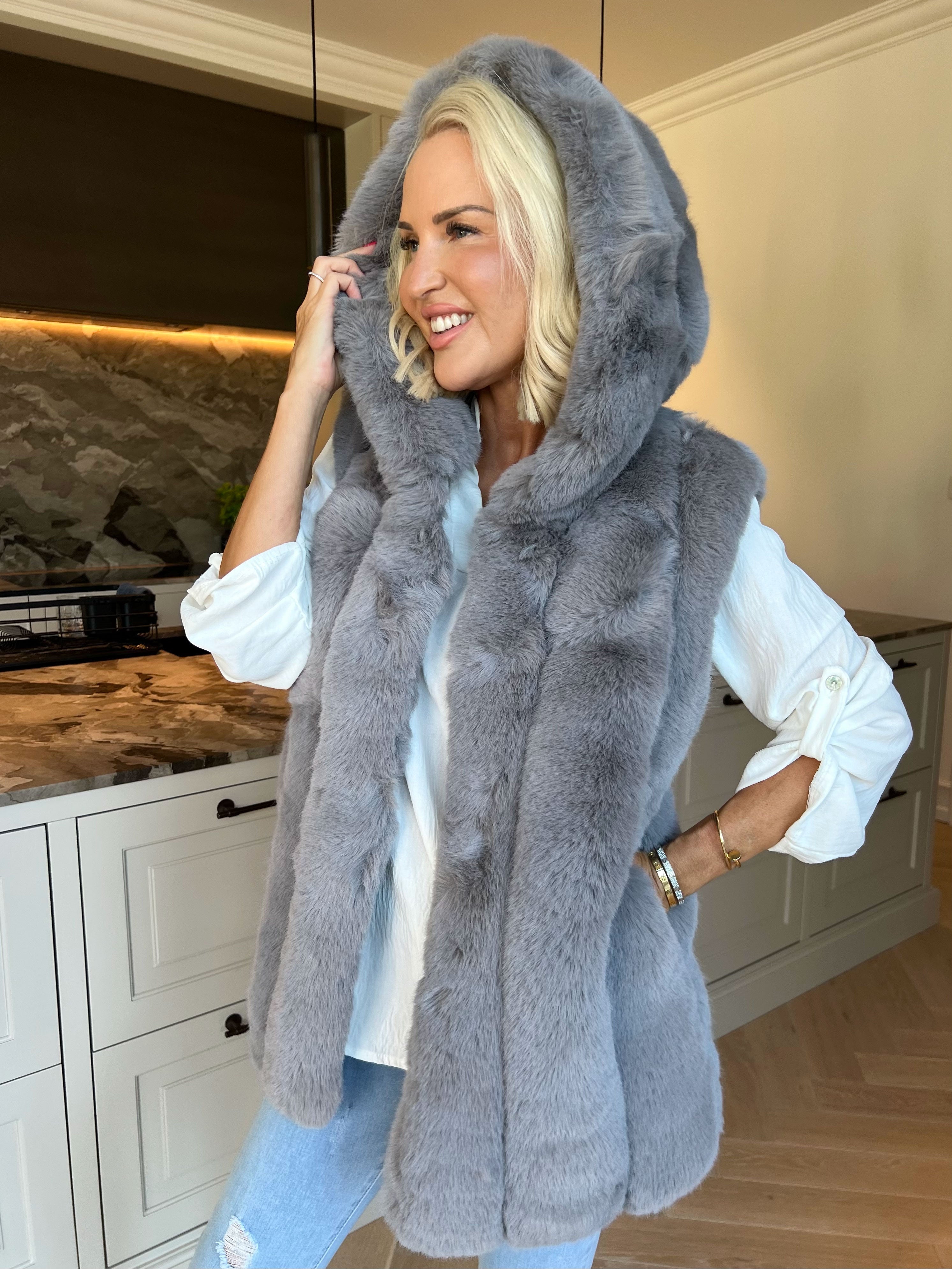 Aveline - Meget blød og eksklusiv faux fur vest med hætte