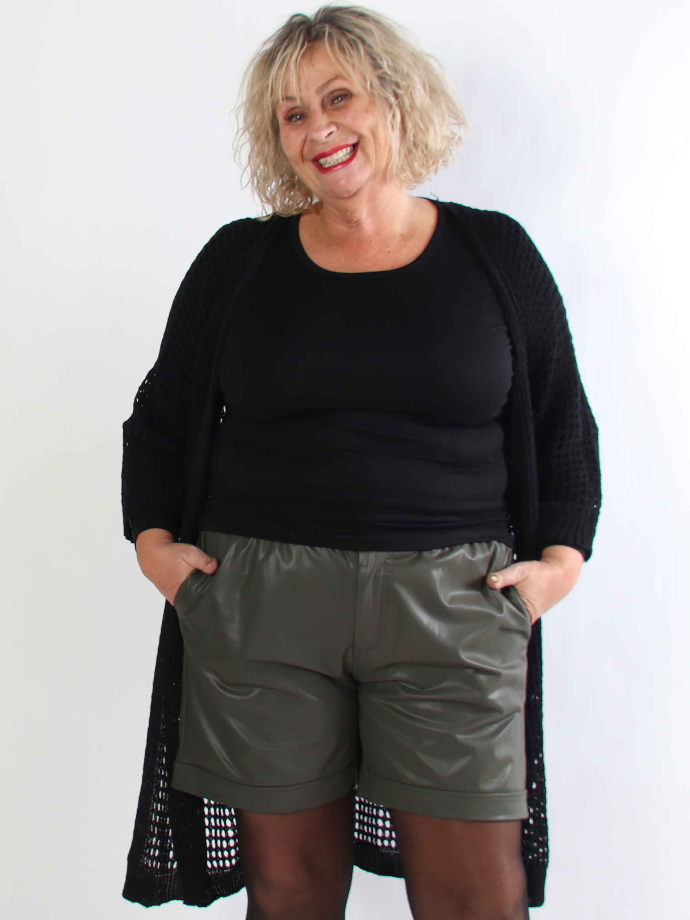 Beate - Læderlook shorts med høj talje