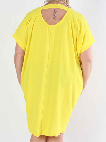 Bine - Söt plus size-klänning i lös passform med guldtryck på bröstet