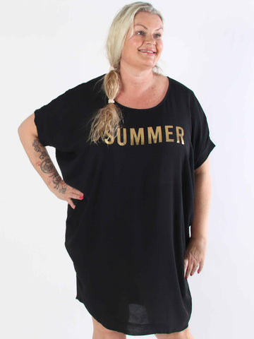 Bine - Söt plus size-klänning i lös passform med guldtryck på bröstet