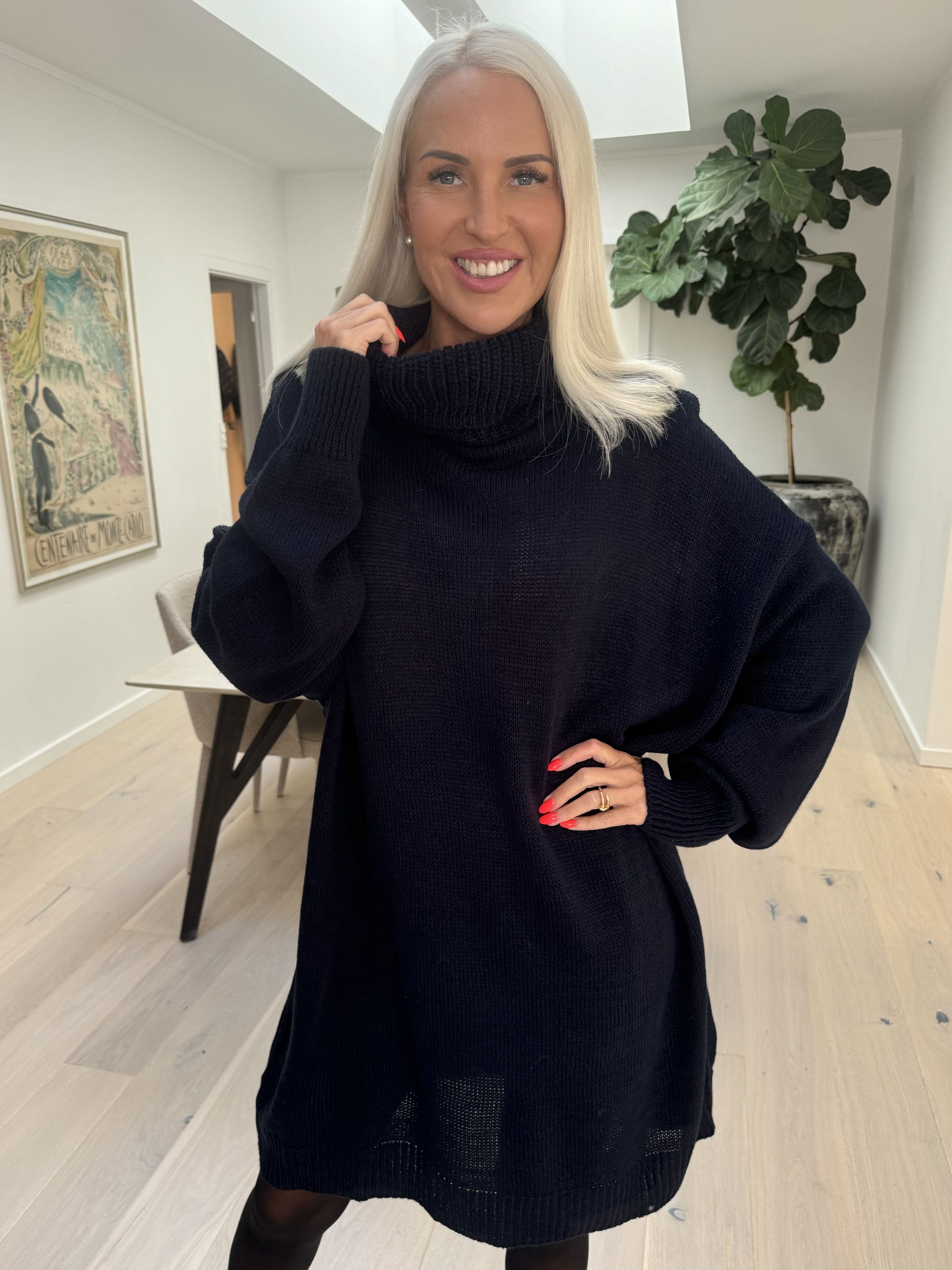 Blair - Enfärgad stickad klänning med polokrage