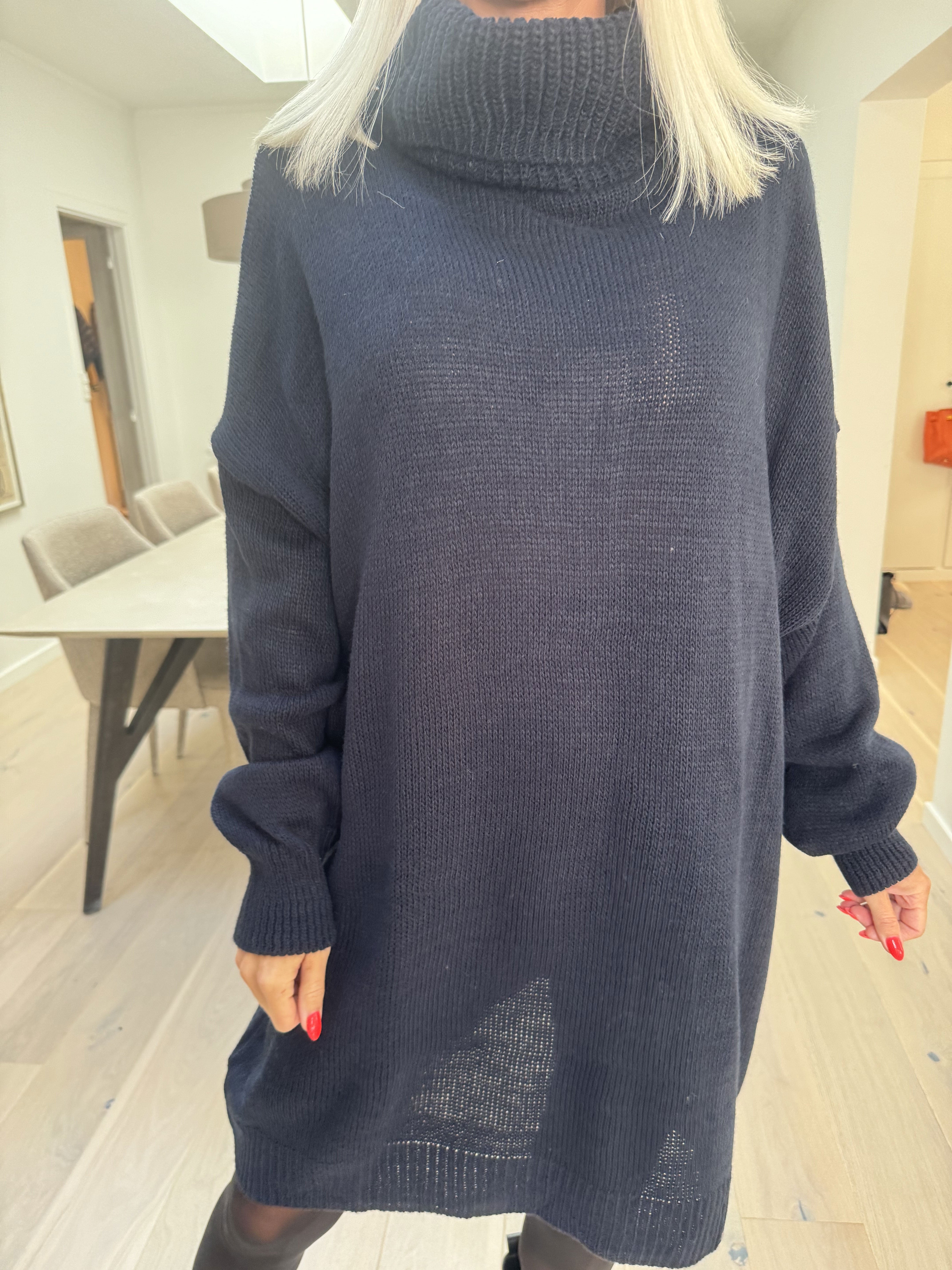 Blair - Enfärgad stickad klänning med polokrage